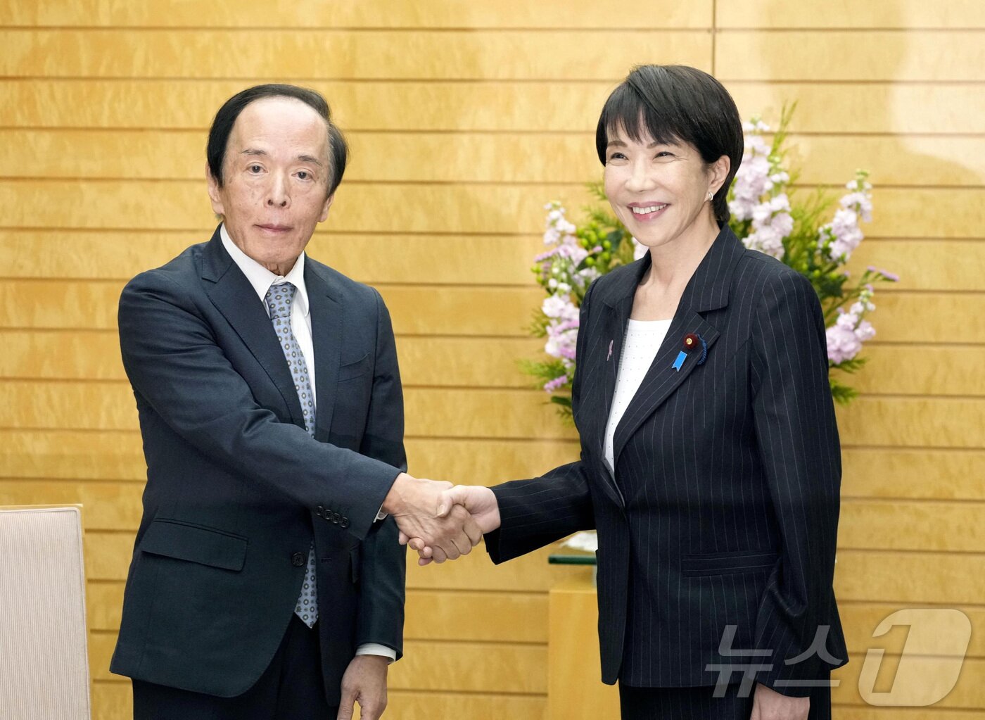 본문 이미지 - 18일 다카이치 사나에 일본 총리가 도쿄의 총리 관저에서 우에다 가즈오 일본은행 총재와 회동하고 있다. 2025.11.18. ⓒ 로이터=뉴스1 