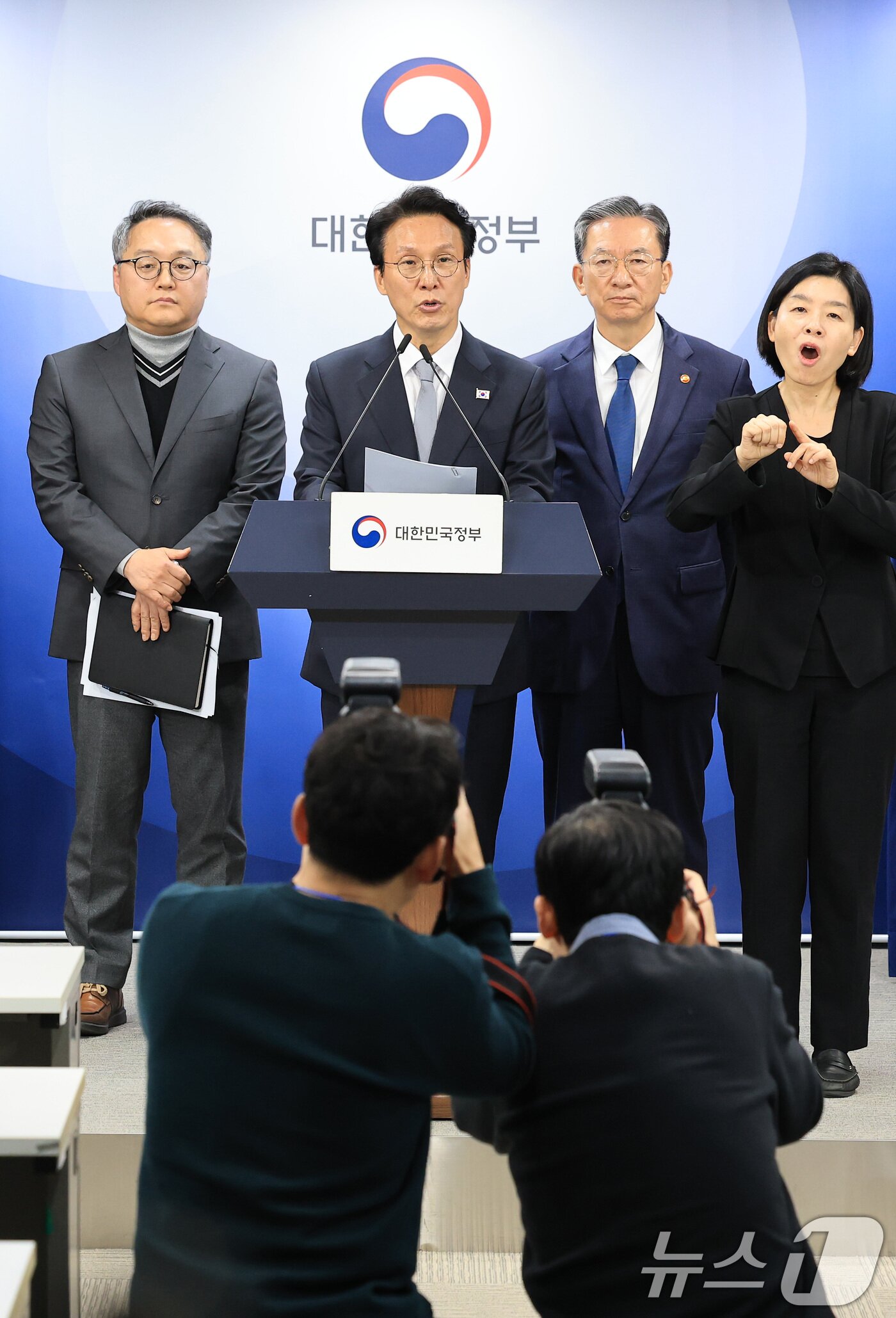 본문 이미지 - 김민석 국무총리와 정성호 법무부 장관이 18일 서울 종로구 정부서울청사에서 론스타 ISDS 취소 신청 결과 관련 긴급 브리핑을 하고 있다. 2025.11.18/뉴스1 ⓒ News1 임세영 기자