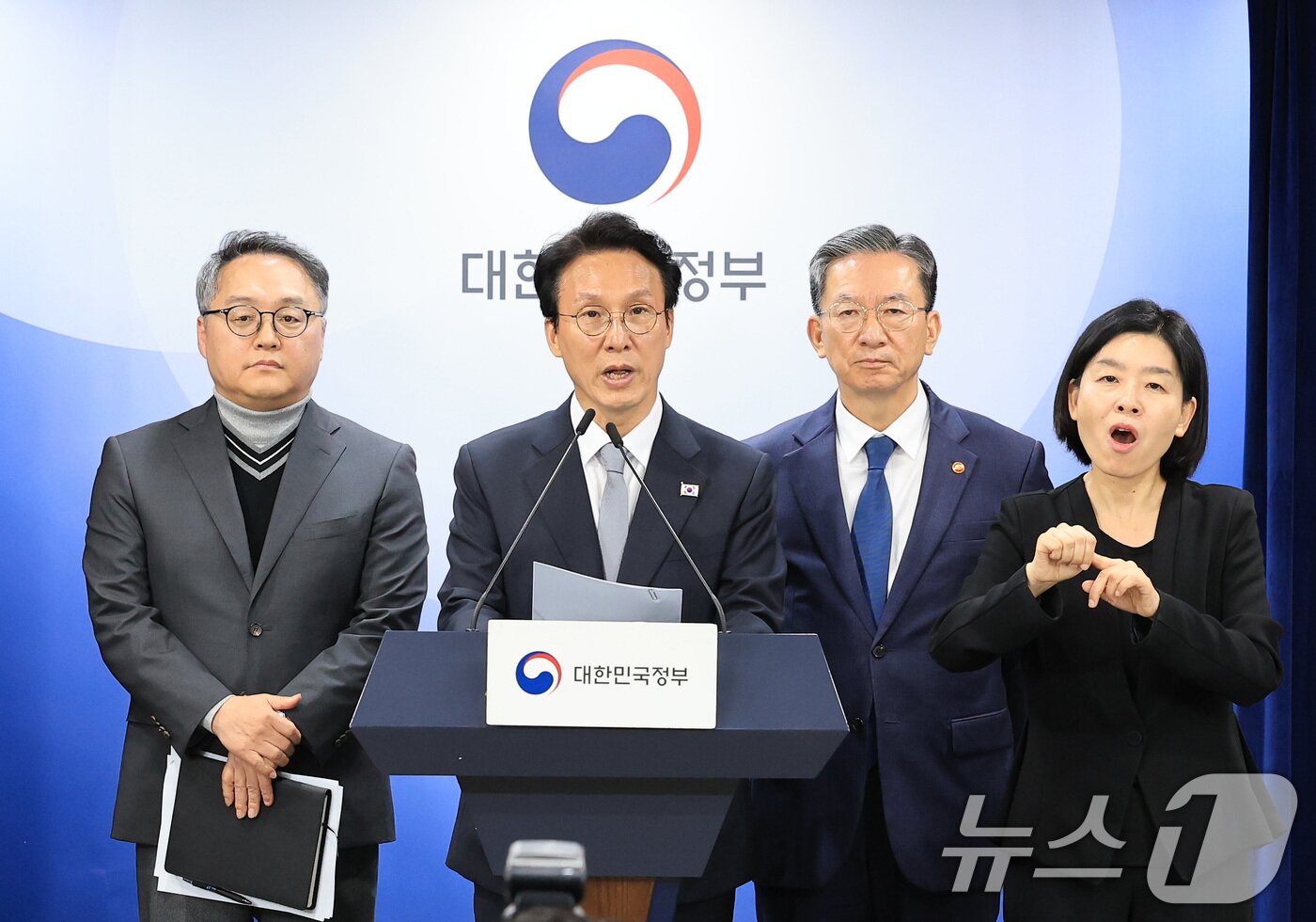 본문 이미지 - 김민석 국무총리와 정성호 법무부 장관이 18일 서울 종로구 정부서울청사에서 론스타 ISDS 취소 신청 결과 관련 긴급 브리핑을 하고 있다. 2025.11.18/뉴스1 ⓒ News1 임세영 기자