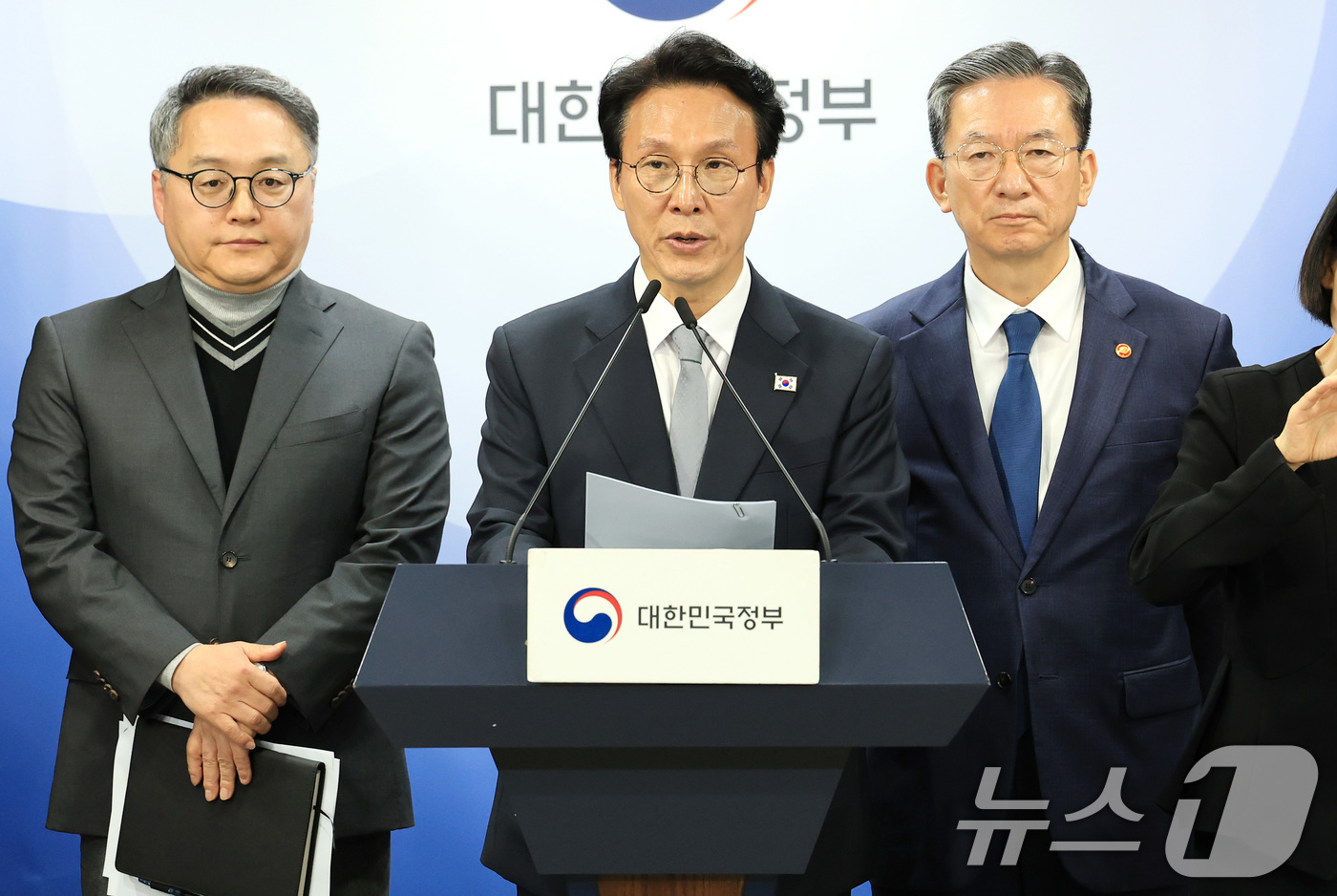 (서울=뉴스1) 임세영 기자 = 김민석 국무총리와 정성호 법무부 장관이 18일 서울 종로구 정부서울청사에서 론스타 ISDS 취소 신청 결과 관련 긴급 브리핑을 하고 있다.왼쪽부터 …