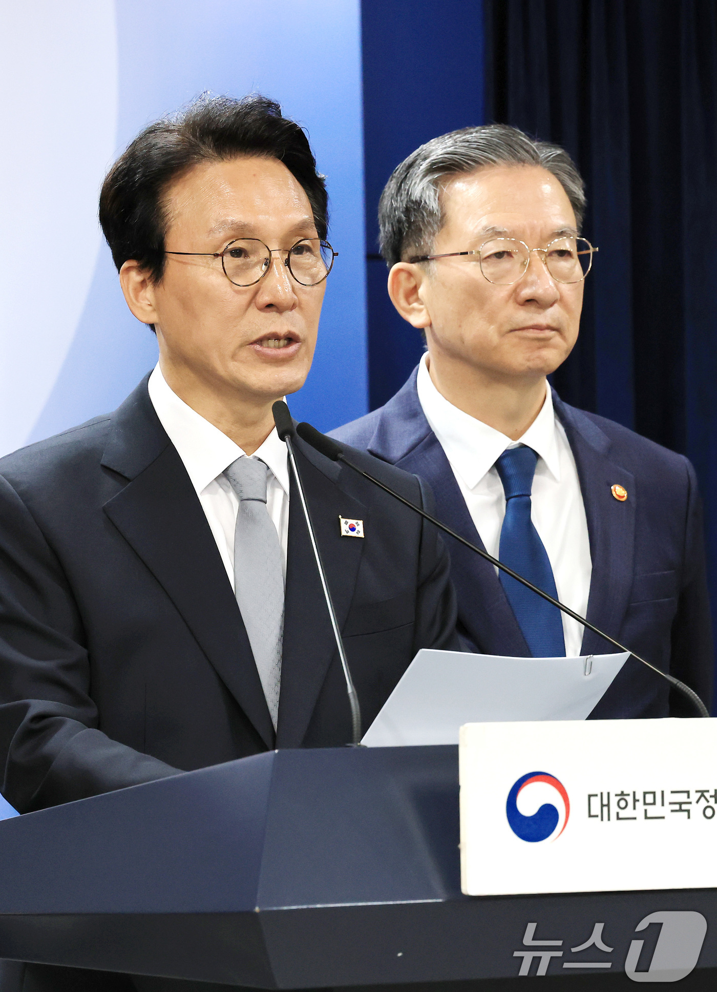 (서울=뉴스1) 임세영 기자 = 김민석 국무총리와 정성호 법무부 장관이 18일 서울 종로구 정부서울청사에서 론스타 ISDS 취소 신청 결과 관련 긴급 브리핑을 하고 있다. 2025 …