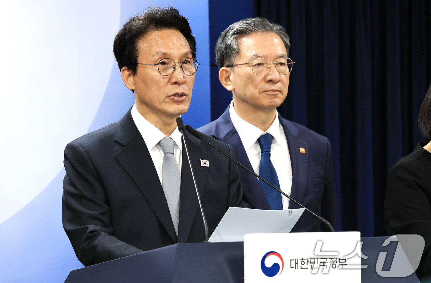 (서울=뉴스1) 임세영 기자 = 김민석 국무총리와 정성호 법무부 장관이 18일 서울 종로구 정부서울청사에서 론스타 ISDS 취소 신청 결과 관련 긴급 브리핑을 하고 있다. 2025 …