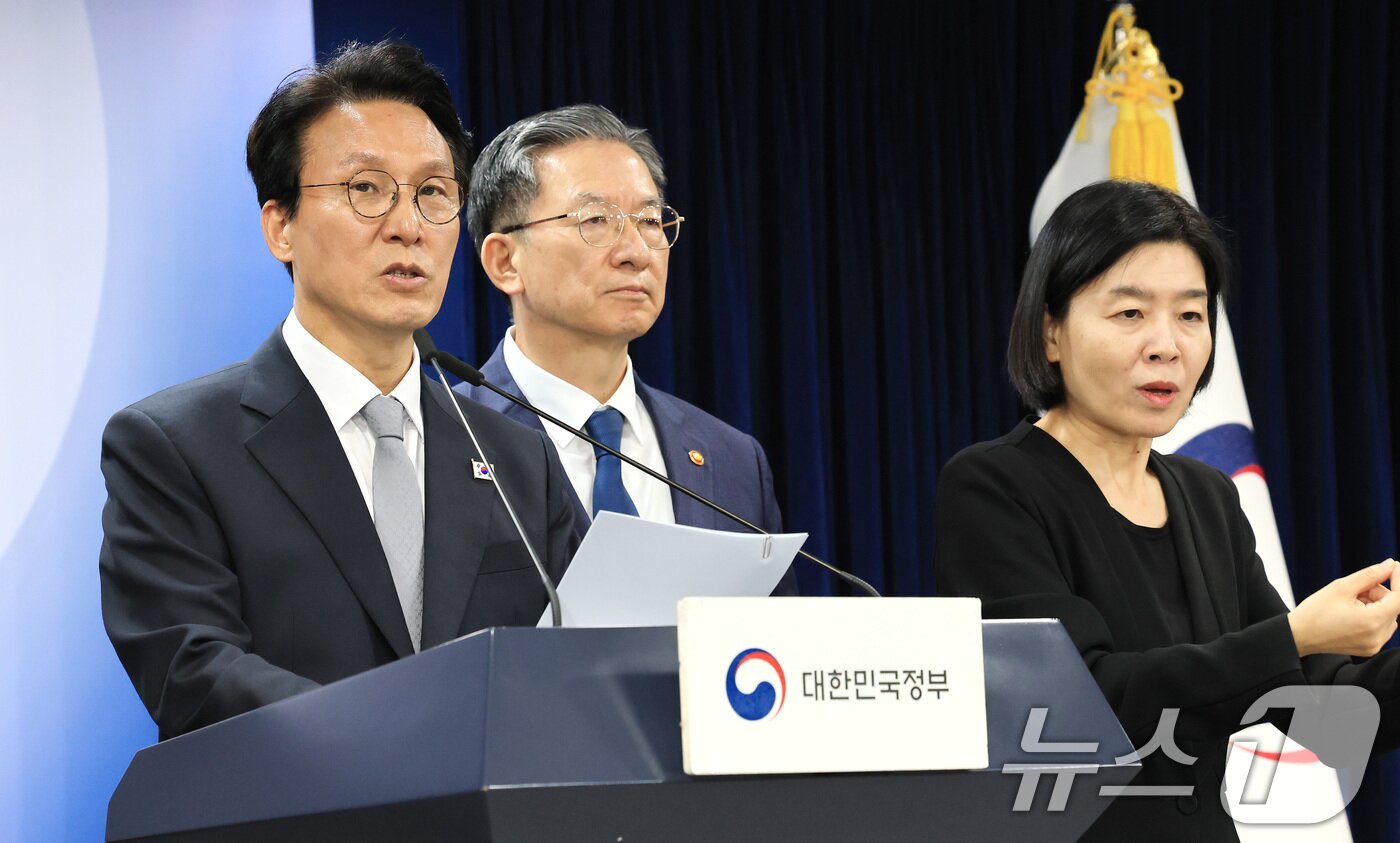 본문 이미지 - 김민석 국무총리와 정성호 법무부 장관이 18일 서울 종로구 정부서울청사에서 론스타 ISDS 취소 신청 결과 관련 긴급 브리핑을 하고 있다. 2025.11.18/뉴스1 ⓒ News1 임세영 기자