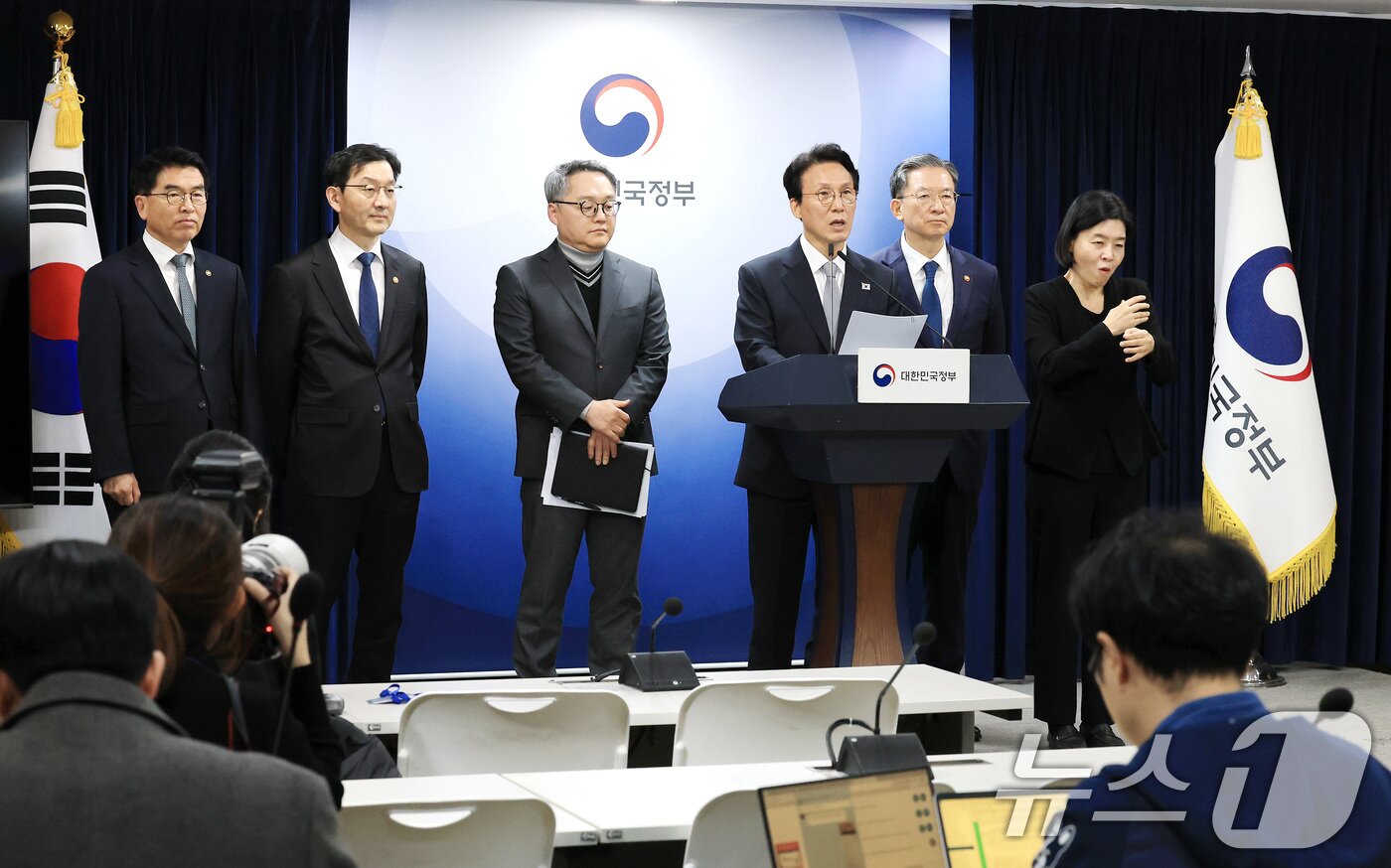 본문 이미지 - 김민석 국무총리와 정성호 법무부 장관이 18일 서울 종로구 정부서울청사에서 론스타 ISDS 취소 신청 결과 관련 긴급 브리핑을 하고 있다. 2025.11.18/뉴스1 ⓒ News1 임세영 기자