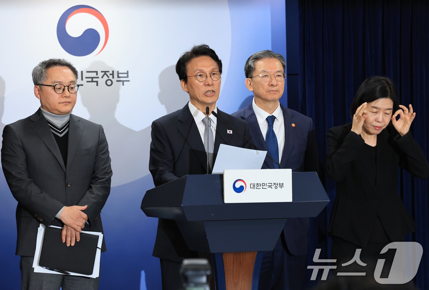 본문 이미지 - 김민석 국무총리와 정성호 법무부 장관이 18일 서울 종로구 정부서울청사에서 론스타 ISDS 취소 신청 결과 관련 긴급 브리핑을 하고 있다. 2025.11.18/뉴스1 ⓒ News1 임세영 기자