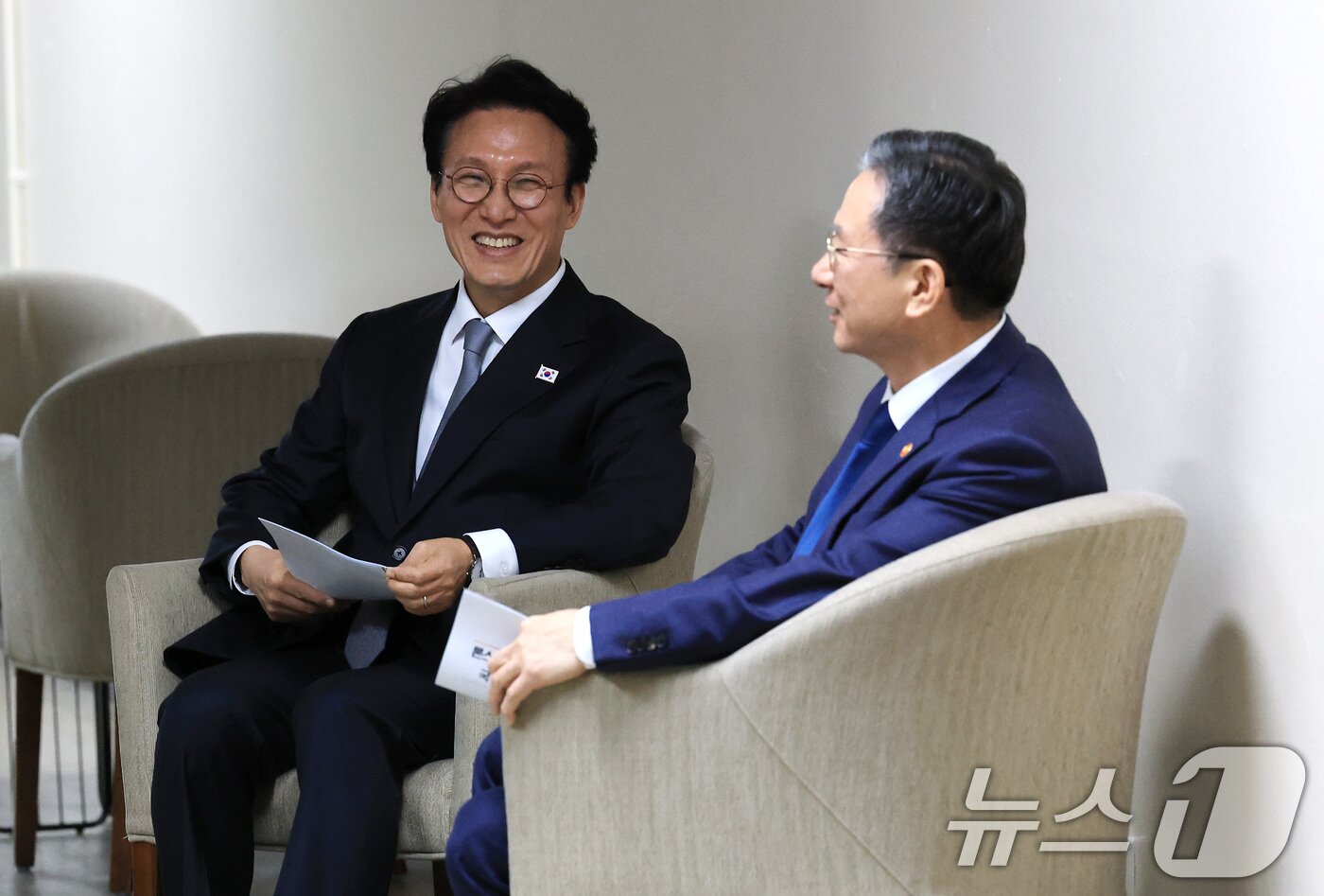 본문 이미지 - 김민석 국무총리와 정성호 법무부 장관이 18일 서울 종로구 정부서울청사에서 론스타 ISDS 취소 신청 결과 관련 긴급 브리핑에 앞서 대화를 나누고 있다. 2025.11.18/뉴스1 ⓒ News1 임세영 기자