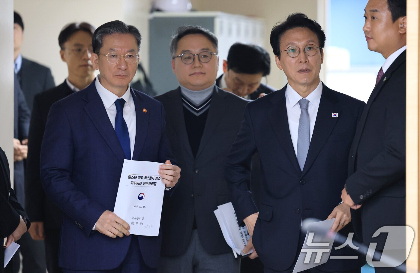 본문 이미지 - 김민석 국무총리와 정성호 법무부 장관이 18일 서울 종로구 정부서울청사에서 론스타 ISDS 취소 신청 결과 관련 긴급 브리핑을 하기 위해 입장하고 있다. 2025.11.18/뉴스1 ⓒ News1 임세영 기자