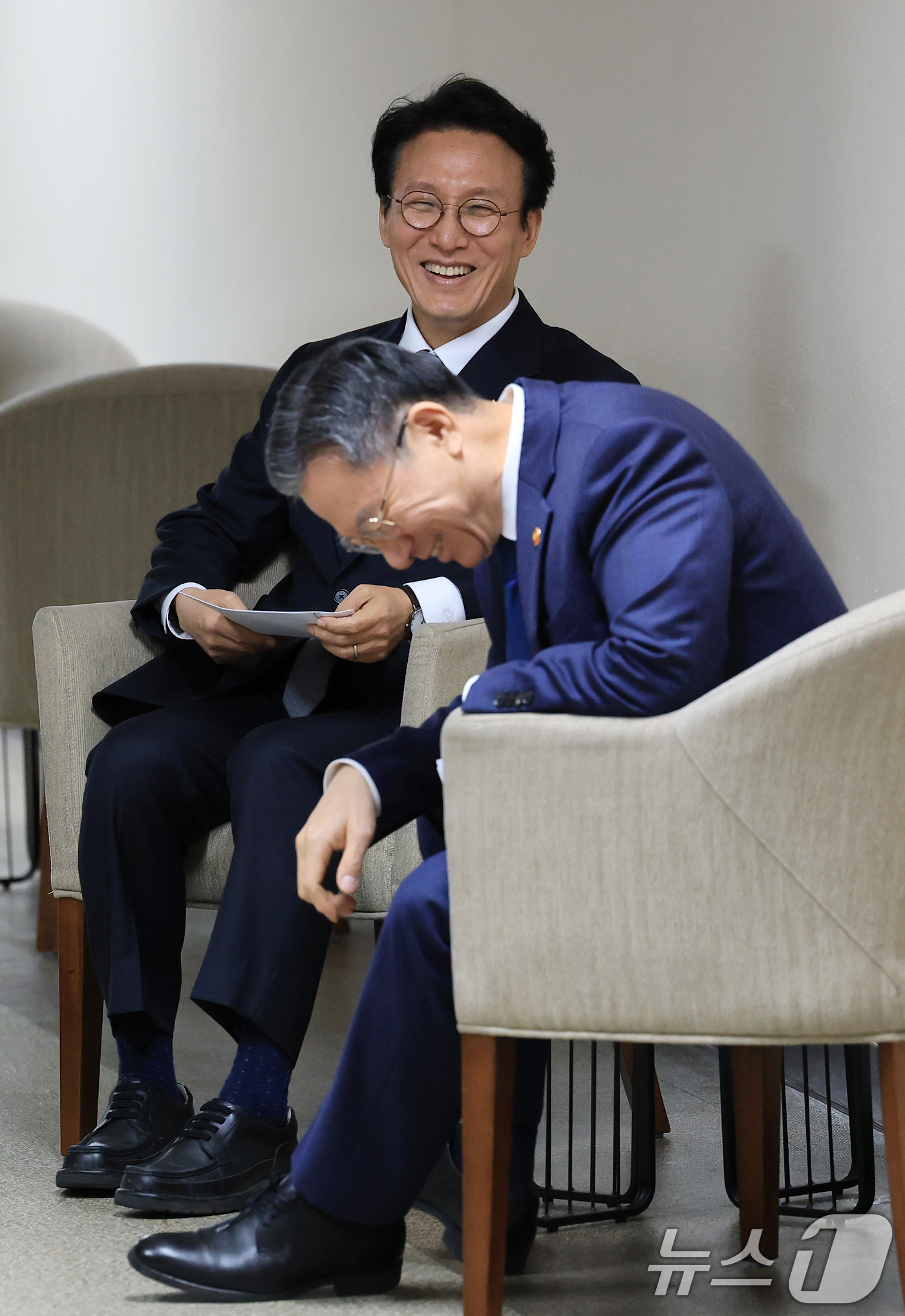 (서울=뉴스1) 임세영 기자 = 김민석 국무총리와 정성호 법무부 장관이 18일 서울 종로구 정부서울청사에서 론스타 ISDS 취소 신청 결과 관련 긴급 브리핑에 앞서 대화를 나누고 …