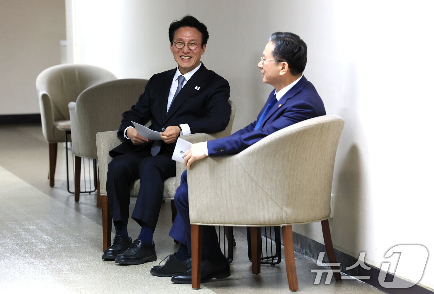 본문 이미지 - 김민석 국무총리와 정성호 법무부 장관이 18일 서울 종로구 정부서울청사에서 론스타 ISDS 취소 신청 결과 관련 긴급 브리핑에 앞서 대화를 나누고 있다. 2025.11.18/뉴스1 ⓒ News1 임세영 기자