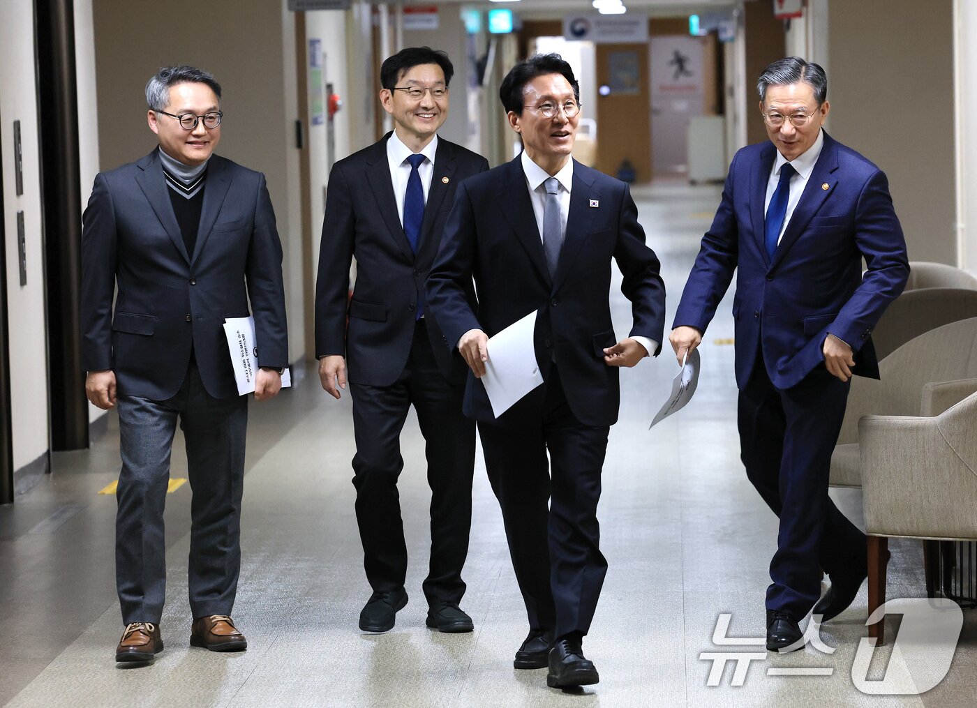 본문 이미지 - 김민석 국무총리와 정성호 법무부 장관이 18일 서울 종로구 정부서울청사에서 론스타 ISDS 취소 신청 결과 관련 긴급 브리핑을 하기 위해 이동하고 있다. 2025.11.18/뉴스1 ⓒ News1 임세영 기자