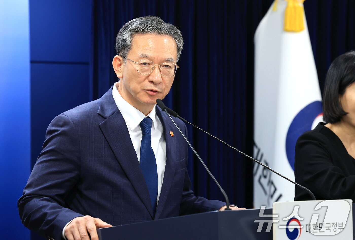 본문 이미지 - 정성호 법무부 장관이 18일 서울 종로구 정부서울청사에서 론스타 ISDS 취소 신청 결과 관련 긴급 브리핑을 하고 있다. 2025.11.18/뉴스1 ⓒ News1 임세영 기자