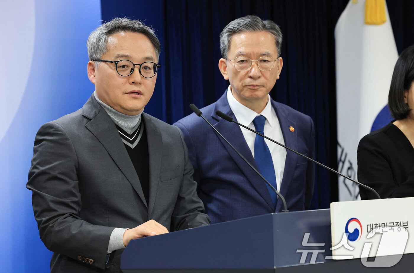 본문 이미지 - 정홍식 법무부 국제법무국장이 18일 서울 종로구 정부서울청사에서 열린 론스타 ISDS 취소 신청 결과 관련 긴급 브리핑에서 취재진의 질문에 답하고 있다. 2025.11.18/뉴스1 ⓒ News1 임세영 기자