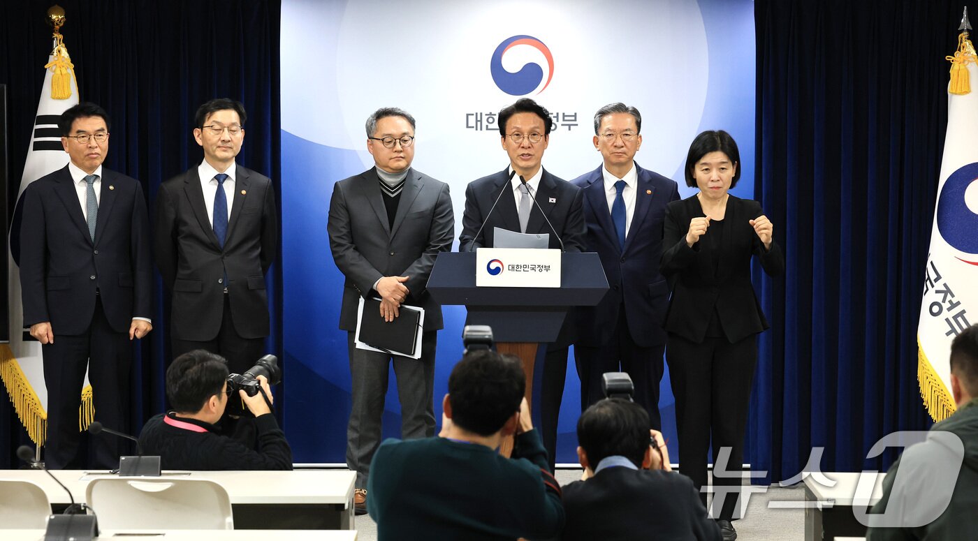 본문 이미지 - 김민석 국무총리와 정성호 법무부 장관이 18일 서울 종로구 정부서울청사에서 론스타 ISDS 취소 신청 결과 관련 긴급 브리핑을 하고 있다. 2025.11.18/뉴스1 ⓒ News1 임세영 기자