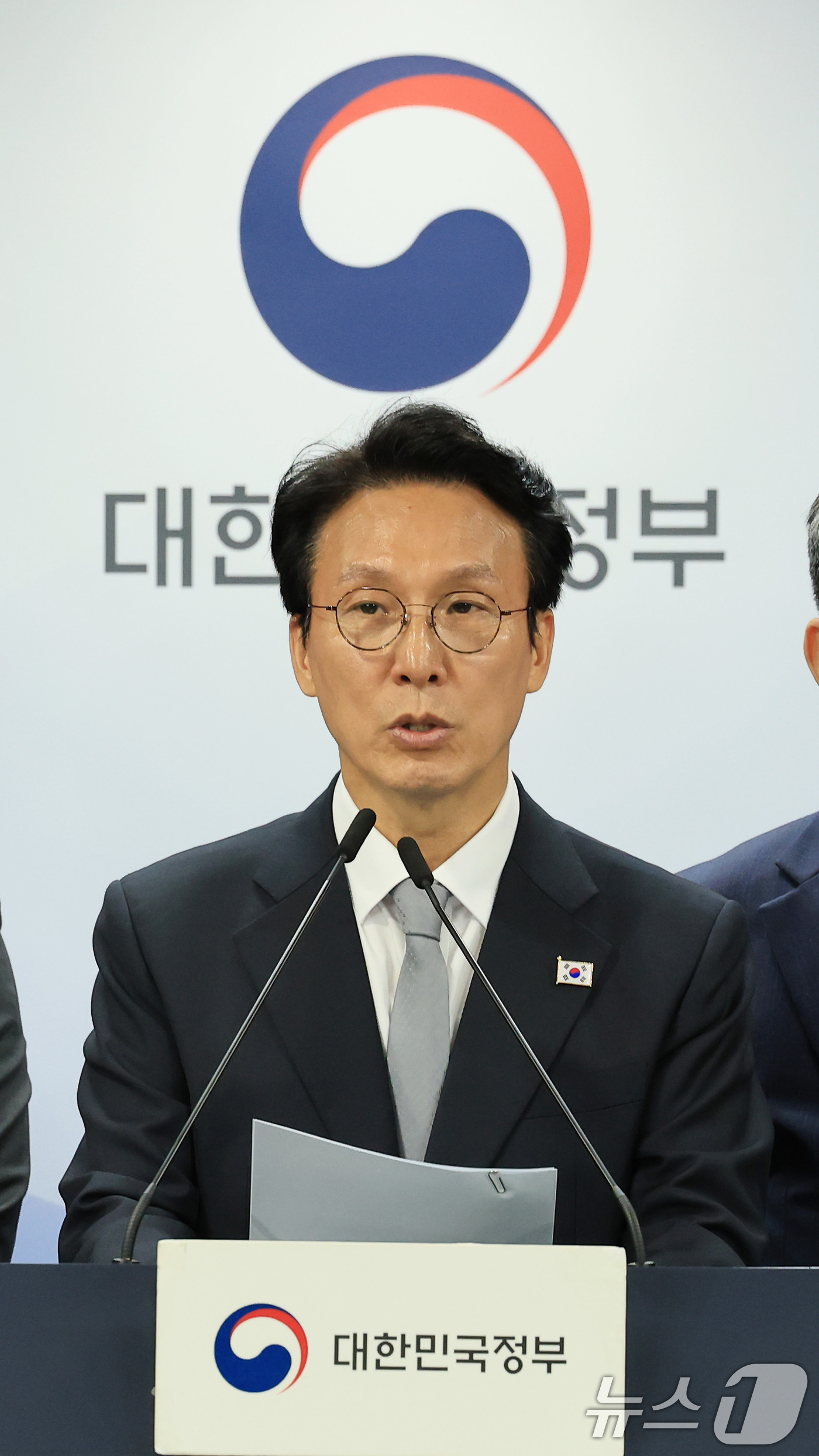 (서울=뉴스1) 임세영 기자 = 김민석 국무총리가 18일 서울 종로구 정부서울청사에서 론스타 ISDS 취소 신청 결과 관련 긴급 브리핑을 하고 있다. 2025.11.18/뉴스1