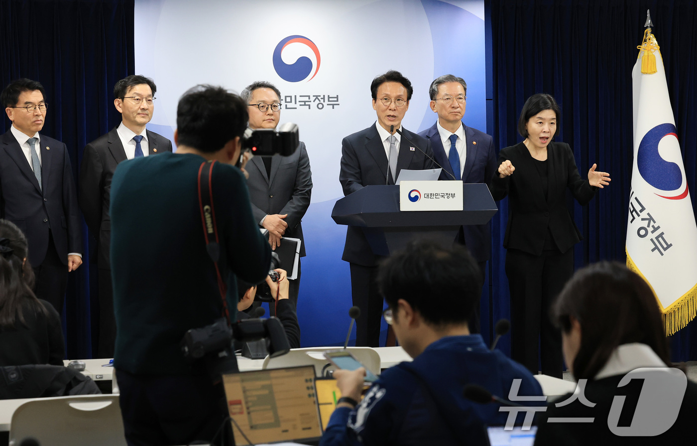 (서울=뉴스1) 임세영 기자 = 김민석 국무총리와 정성호 법무부 장관이 18일 서울 종로구 정부서울청사에서 론스타 ISDS 취소 신청 결과 관련 긴급 브리핑을 하고 있다. 2025 …