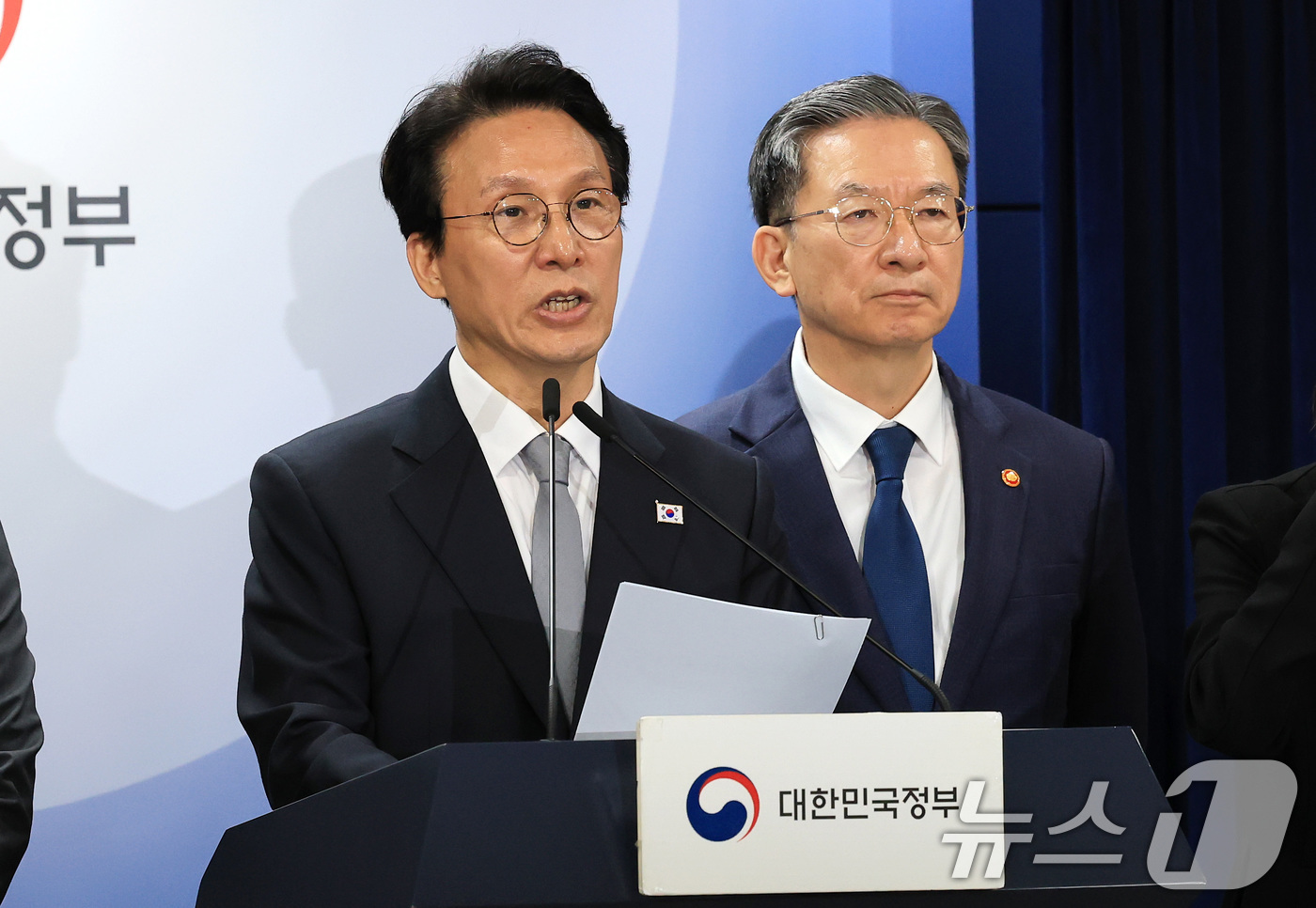 (서울=뉴스1) 임세영 기자 = 김민석 국무총리와 정성호 법무부 장관이 18일 서울 종로구 정부서울청사에서 론스타 ISDS 취소 신청 결과 관련 긴급 브리핑을 하고 있다. 2025 …