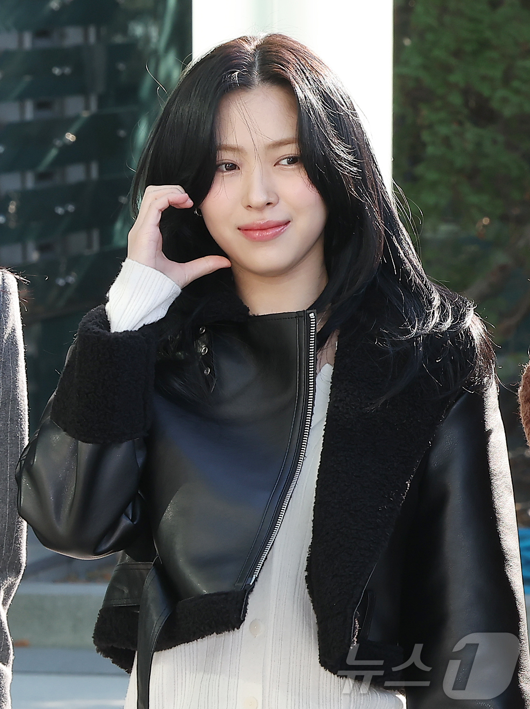 (서울=뉴스1) 김진환 기자 = 걸그룹 있지(ITZY) 류진이 18일 오후 서울 양천구 목동SBS에서 진행된 라디오 '컬투쇼' 참석을 앞두고 포즈를 취하고 있다. 2025.11.1 …