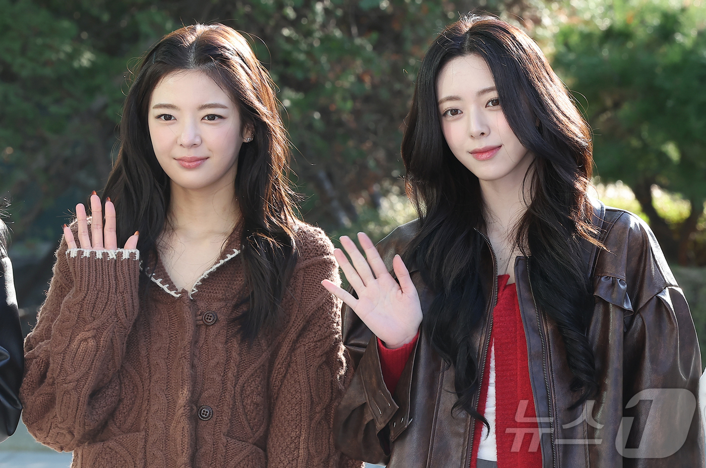 (서울=뉴스1) 김진환 기자 = 걸그룹 있지(ITZY) 리아와 유나가 18일 오후 서울 양천구 목동SBS에서 진행된 라디오 '컬투쇼' 참석을 앞두고 포즈를 취하고 있다. 2025. …