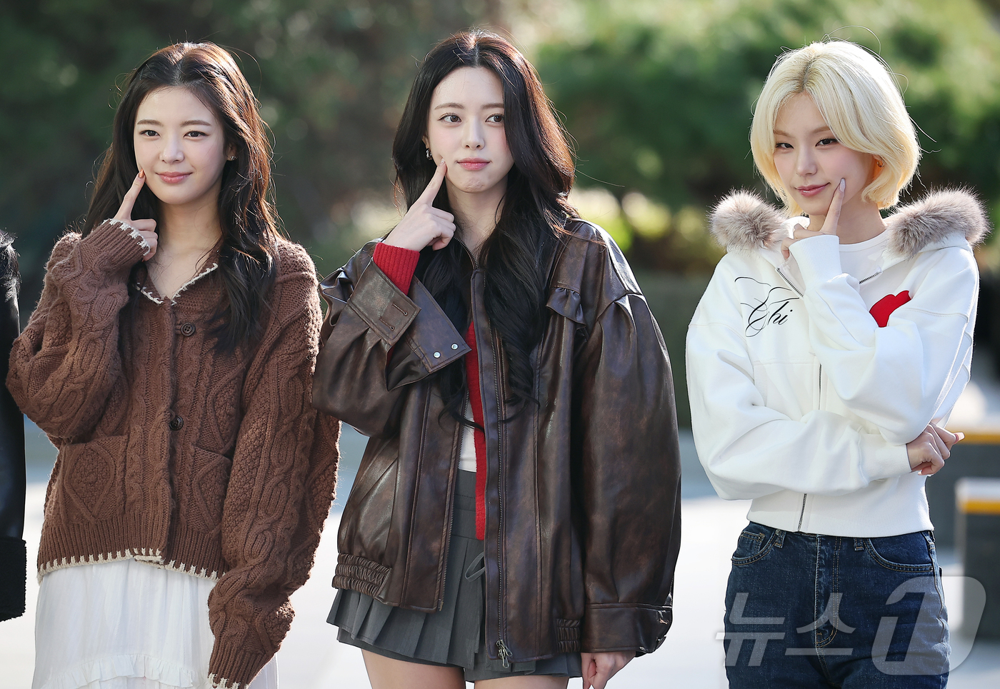 (서울=뉴스1) 김진환 기자 = 걸그룹 있지(ITZY) 리아(왼쪽부터), 유나, 예지가 18일 오후 서울 양천구 목동SBS에서 진행된 라디오 '컬투쇼' 참석을 앞두고 포즈를 취하고 …