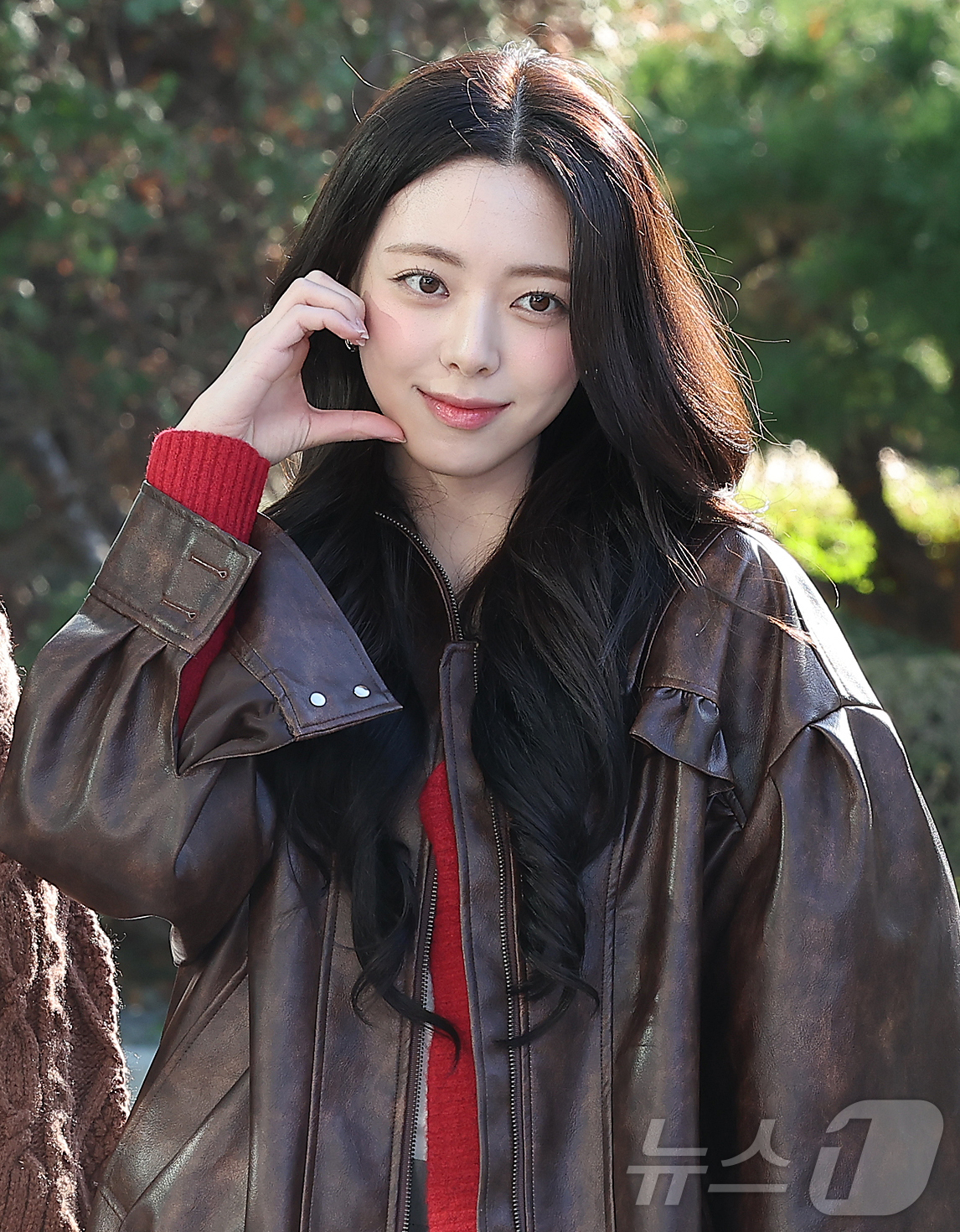 (서울=뉴스1) 김진환 기자 = 걸그룹 있지(ITZY) 유나가 18일 오후 서울 양천구 목동SBS에서 진행된 라디오 '컬투쇼' 참석을 앞두고 포즈를 취하고 있다. 2025.11.1 …