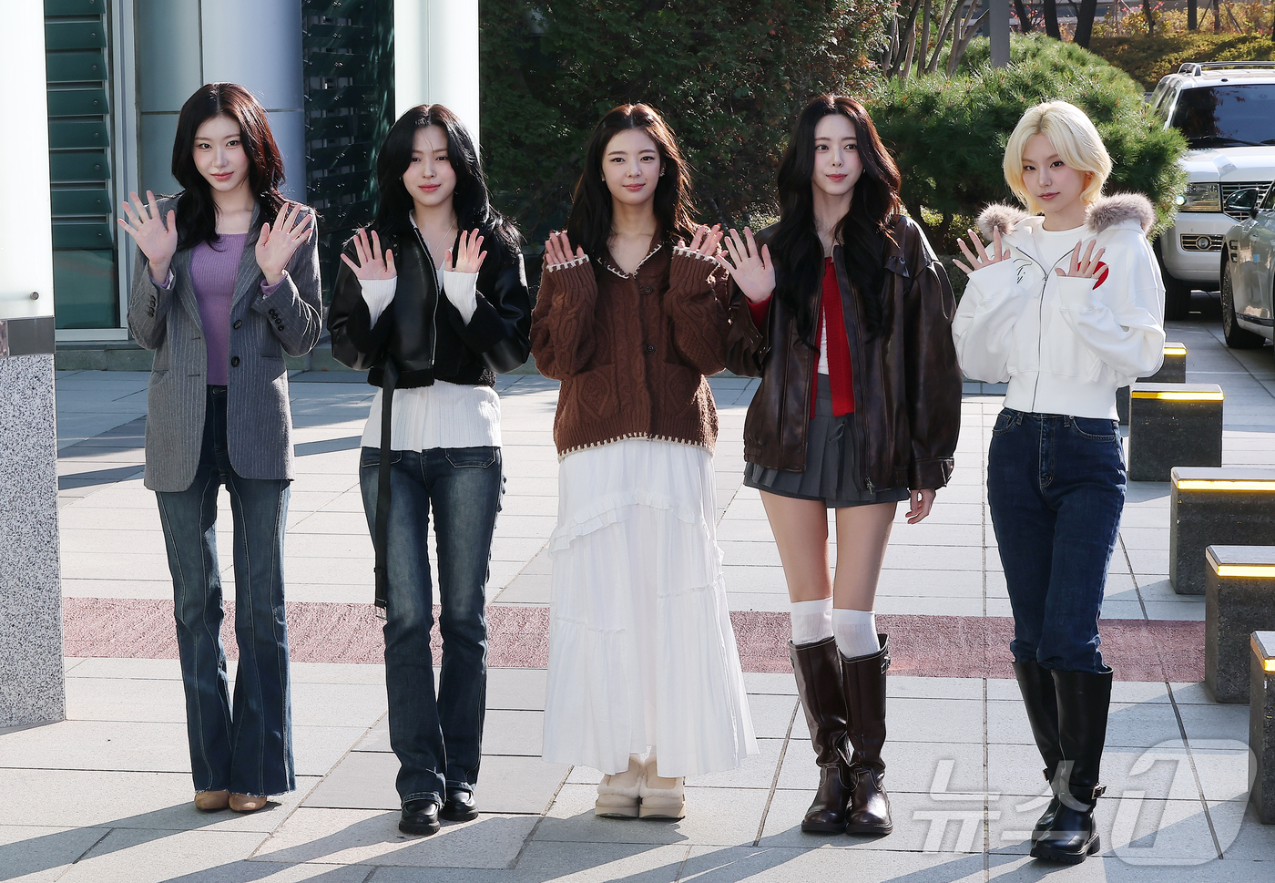 (서울=뉴스1) 김진환 기자 = 걸그룹 있지(ITZY)가 18일 오후 서울 양천구 목동SBS에서 진행된 라디오 '컬투쇼' 참석을 앞두고 포즈를 취하고 있다. 2025.11.18/뉴 …