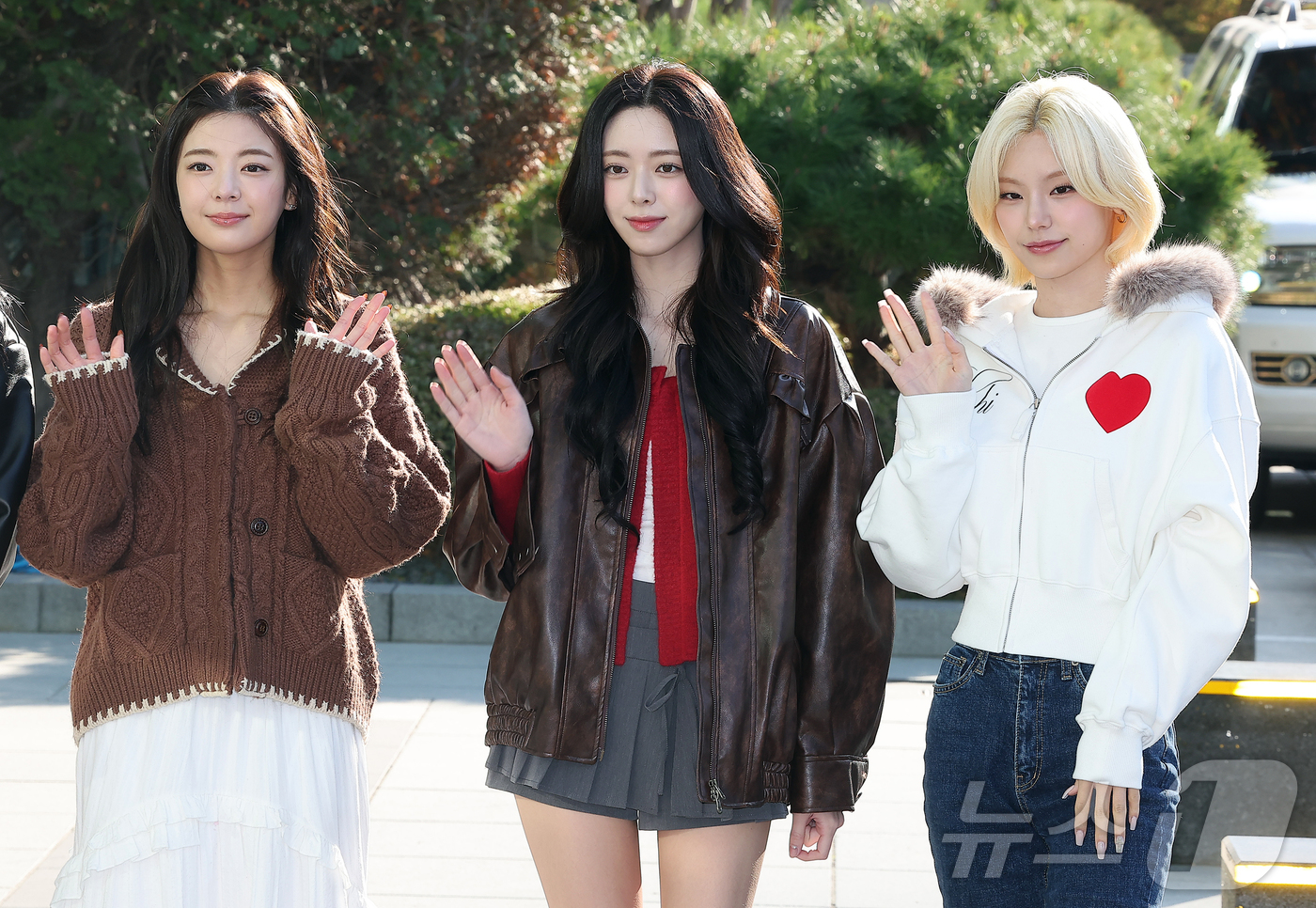 (서울=뉴스1) 김진환 기자 = 걸그룹 있지(ITZY) 리아(왼쪽부터), 유나, 예지가 18일 오후 서울 양천구 목동SBS에서 진행된 라디오 '컬투쇼' 참석을 앞두고 포즈를 취하고 …
