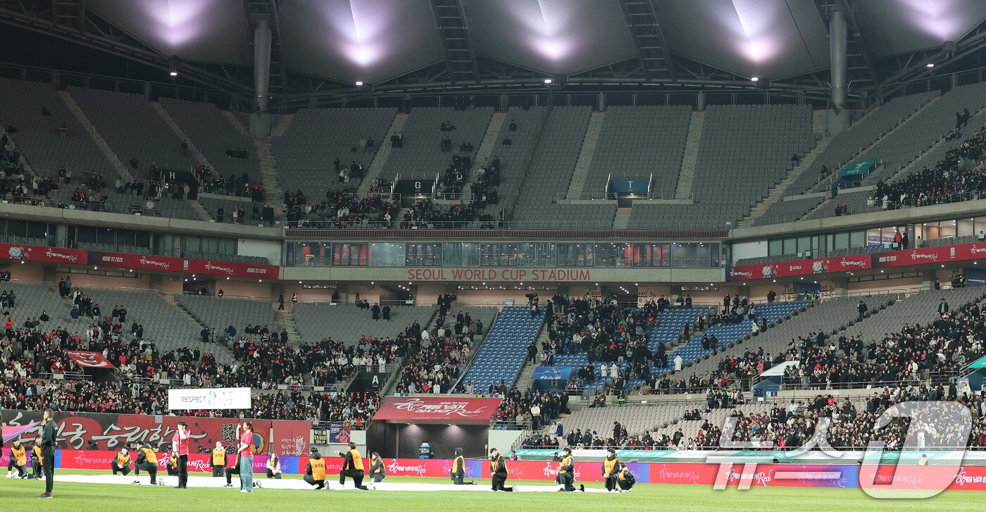 본문 이미지 - 18일 서울 마포구 서울월드컵경기장에서 열린 ‘하나은행 초청 국가대표팀 친선경기’ 대한민국과 가나전 관중석 곳곳이 텅 빈 모습을 보이고 있다. 2025.11.18/뉴스1 ⓒ News1 박지혜 기자