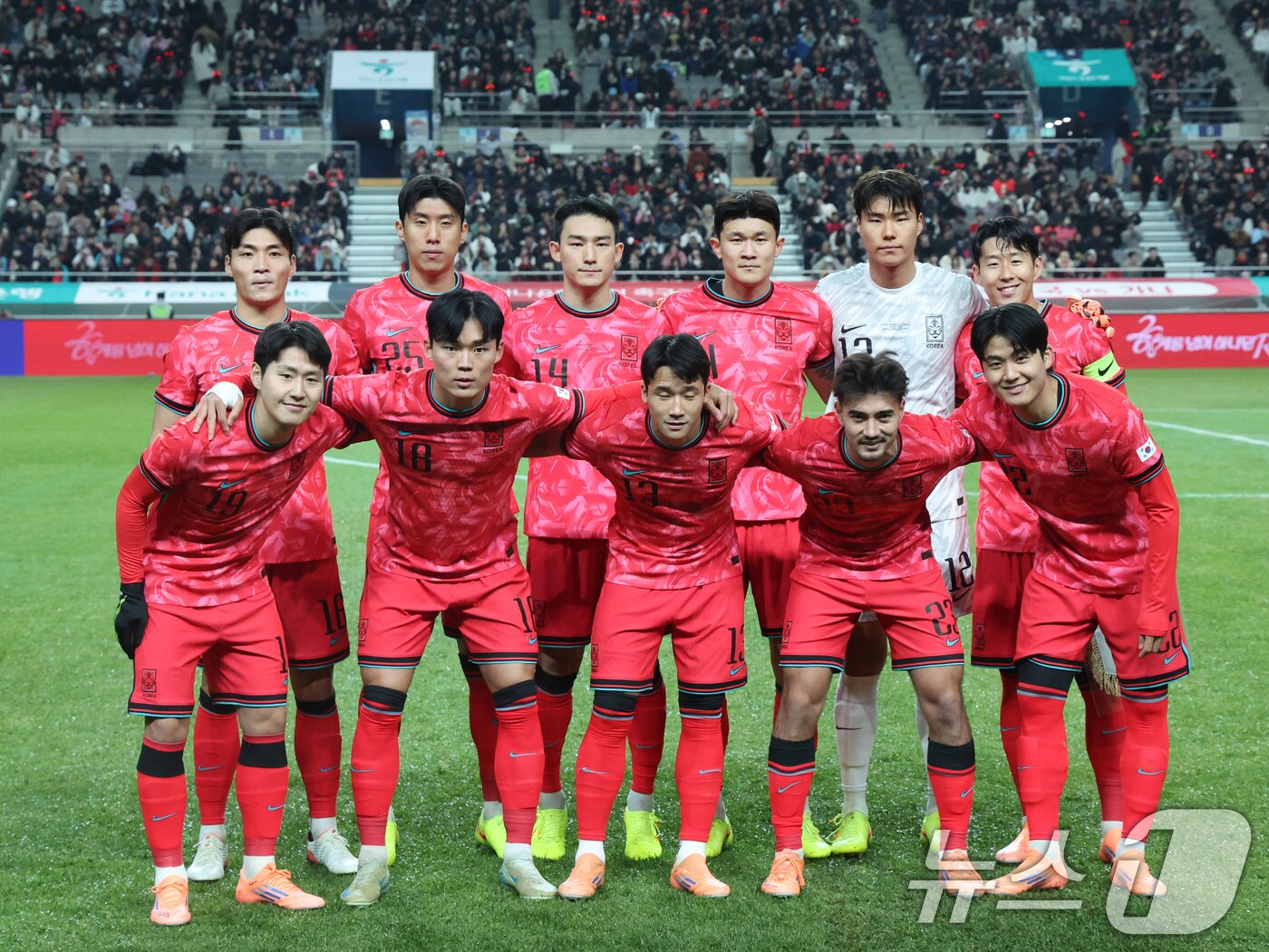 본문 이미지 - 18일 오후 서울 마포구 서울월드컵경기장에서 열린 ‘하나은행 초청 국가대표팀 친선경기’ 대한민국과 가나와의 경기에서 대한민국 선수들이 기념촬영을 하고 있다. 2025.11.18/뉴스1 ⓒ News1 황기선 기자