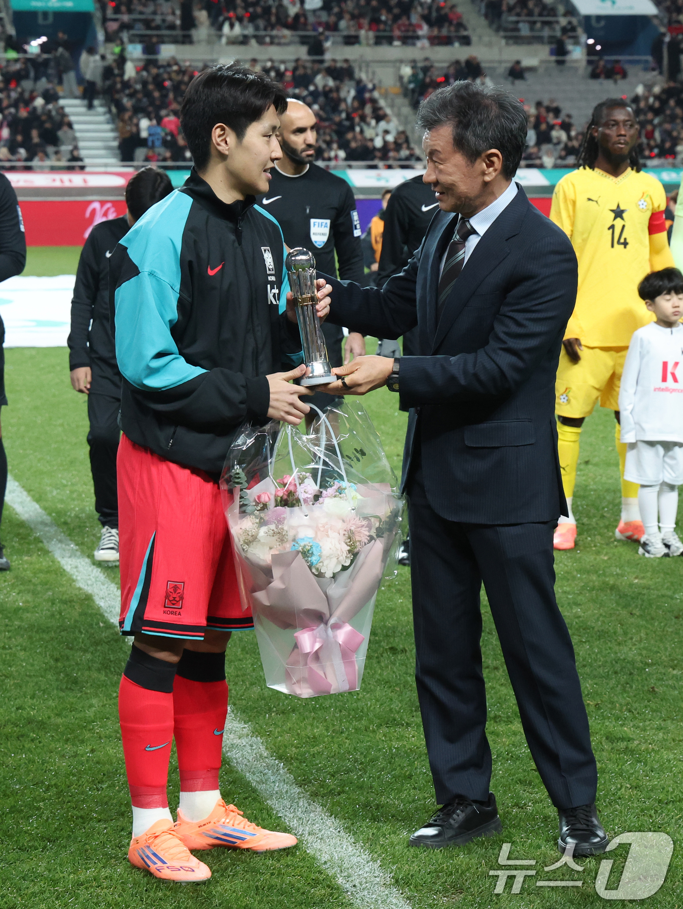 (서울=뉴스1) 황기선 기자 = 18일 오후 서울 마포구 서울월드컵경기장에서 열린 ‘하나은행 초청 국가대표팀 친선경기’ 대한민국과 가나와의 경기 전 'AFC 올해의 국제선수상'을 …