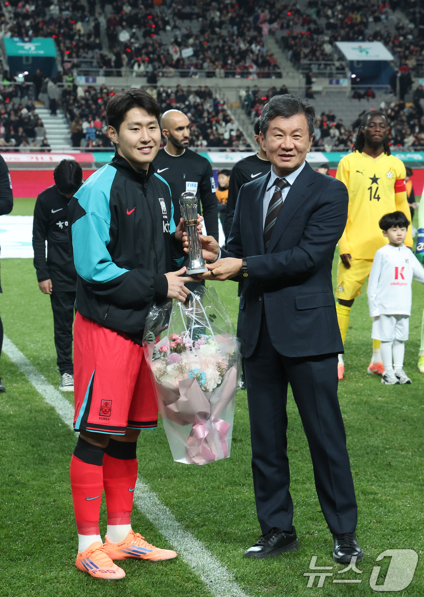 (서울=뉴스1) 황기선 기자 = 18일 오후 서울 마포구 서울월드컵경기장에서 열린 ‘하나은행 초청 국가대표팀 친선경기’ 대한민국과 가나와의 경기 전 'AFC 올해의 국제선수상'을 …