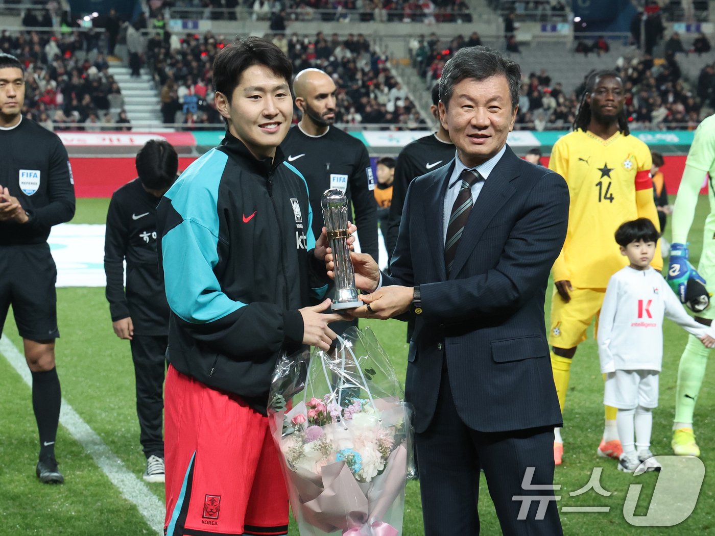 (서울=뉴스1) 황기선 기자 = 18일 오후 서울 마포구 서울월드컵경기장에서 열린 ‘하나은행 초청 국가대표팀 친선경기’ 대한민국과 가나와의 경기 전 'AFC 올해의 국제선수상'을 …