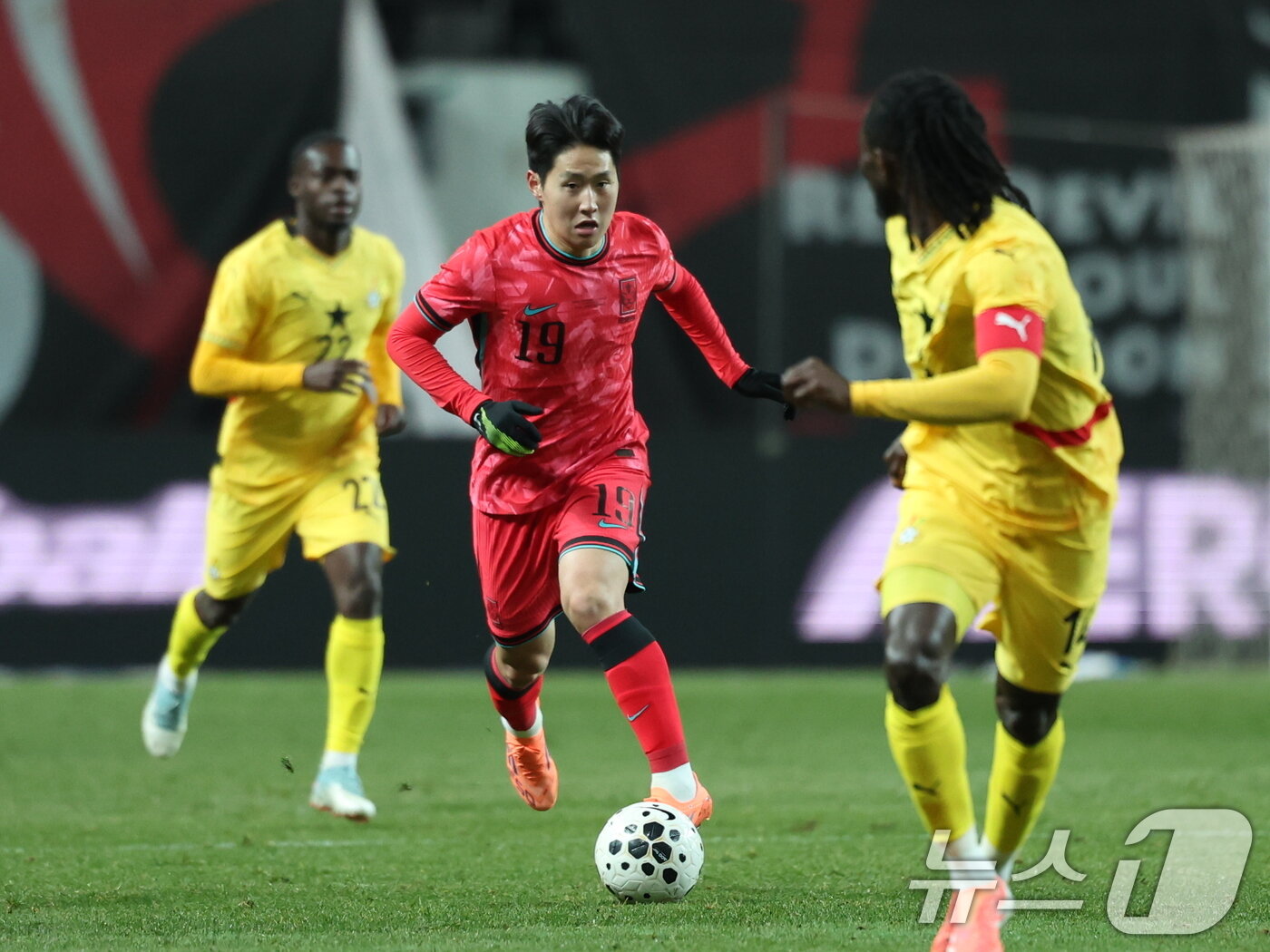 본문 이미지 - 가나를 상대로 드리블 돌파하는 이강인ⓒ News1 박지혜 기자