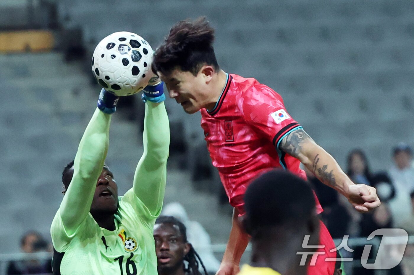 본문 이미지 - 18일 오후 서울 마포구 서울월드컵경기장에서 열린 ‘하나은행 초청 국가대표팀 친선경기’ 대한민국과 가나와의 경기에서 대한민국 김민재가 헤더슛을 하고 있다. 2025.11.18/뉴스1 ⓒ News1 황기선 기자