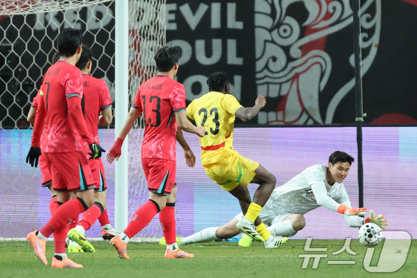 (서울=뉴스1) 황기선 기자 = 18일 오후 서울 마포구 서울월드컵경기장에서 열린 ‘하나은행 초청 국가대표팀 친선경기’ 대한민국과 가나와의 경기에서 대한민국 송범근을 슛을 막고 있 …