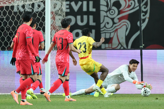 3년 만의 A매치서 무실점 송범근 "간절함으로 막았다…이제 진짜 시작"