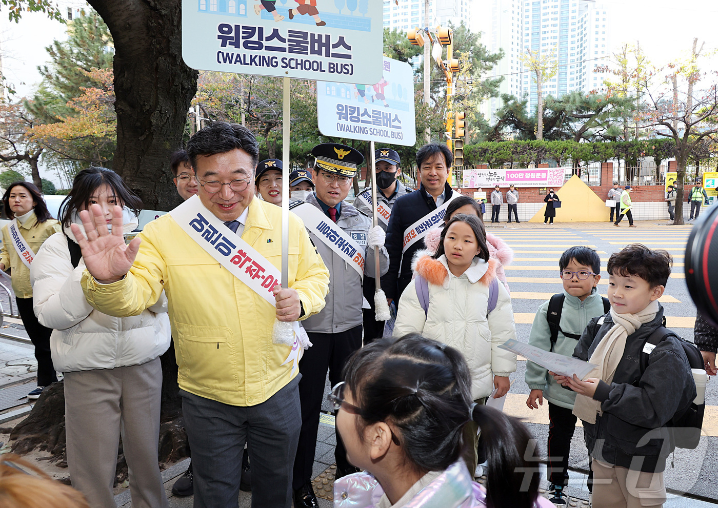 (서울=뉴스1) = 윤호중 행정안전부 장관이 18일 오후 부산 수영구 광남초등학교에서 어린이 등하굣길 안전 캠페인을 펼치고 있다. (행정안전부 제공. 재판매 및 DB금지) 2025 …