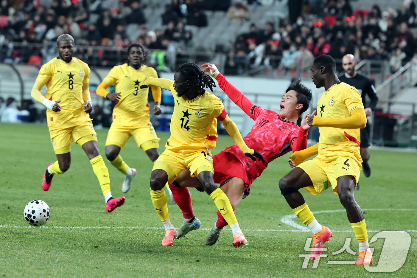 본문 이미지 - 18일 오후 서울 마포구 서울월드컵경기장에서 열린 ‘하나은행 초청 국가대표팀 친선경기’ 대한민국과 가나와의 경기에서 대한민국 오현규가 가나 수비진에 막히고 있다. 2025.11.18/뉴스1 ⓒ News1 황기선 기자