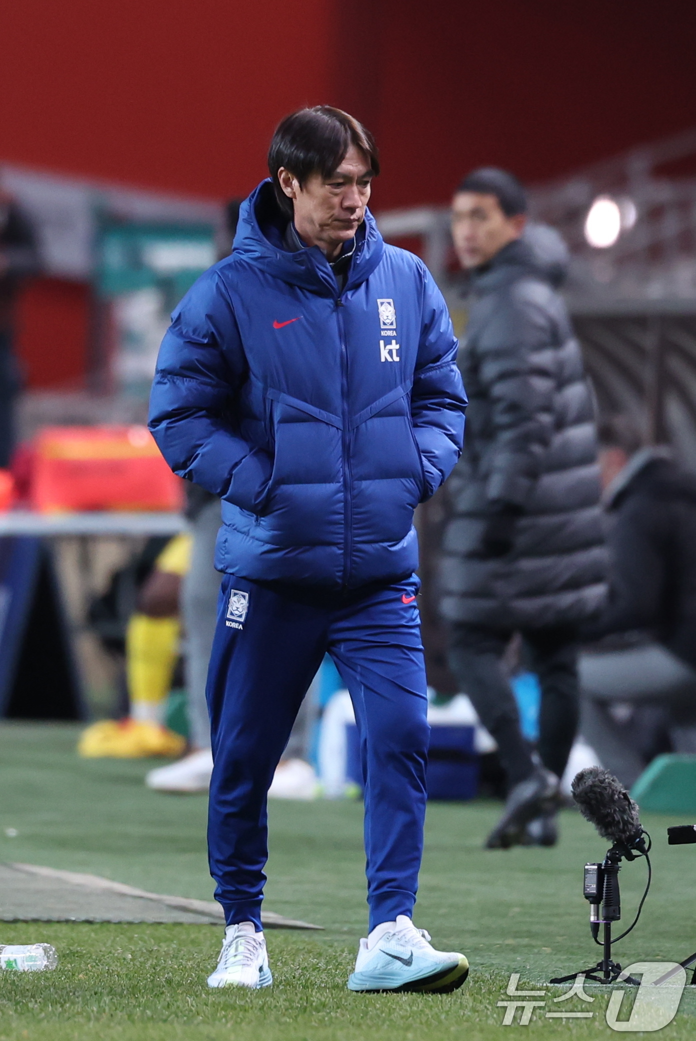 (서울=뉴스1) 박지혜 기자 = 18일 오후 서울 마포구 서울월드컵경기장에서 열린 ‘하나은행 초청 국가대표팀 친선경기’ 대한민국과 가나와의 경기에서 홍명보 감독이 전반전 종료 후 …