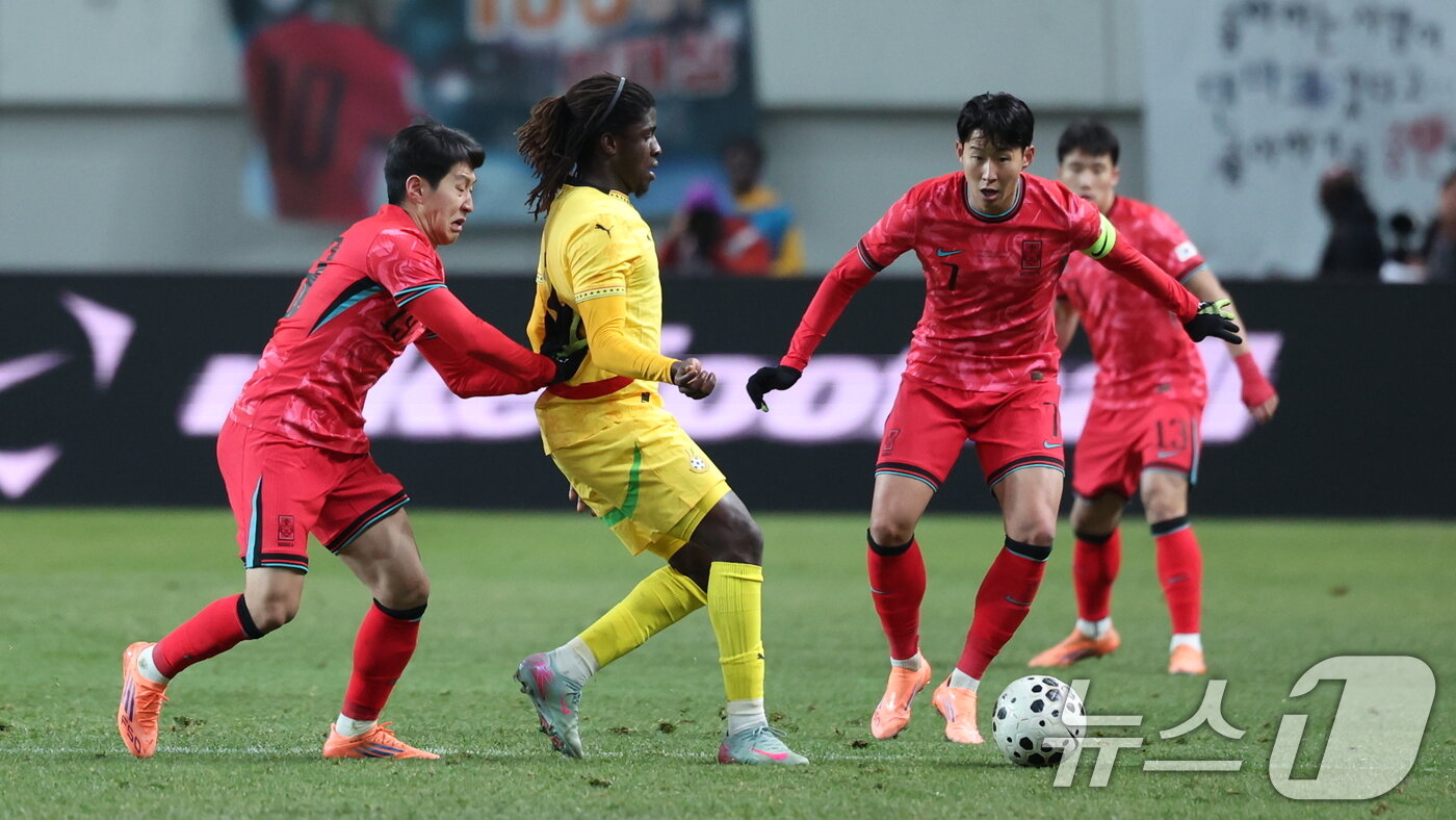 본문 이미지 - 18일 오후 서울 마포구 서울월드컵경기장에서 열린 ‘하나은행 초청 국가대표팀 친선경기’ 대한민국과 가나와의 경기에서 손흥민, 이강인이 공격 찬스를 만들고 있다. 2025.11.18/뉴스1 ⓒ News1 박지혜 기자