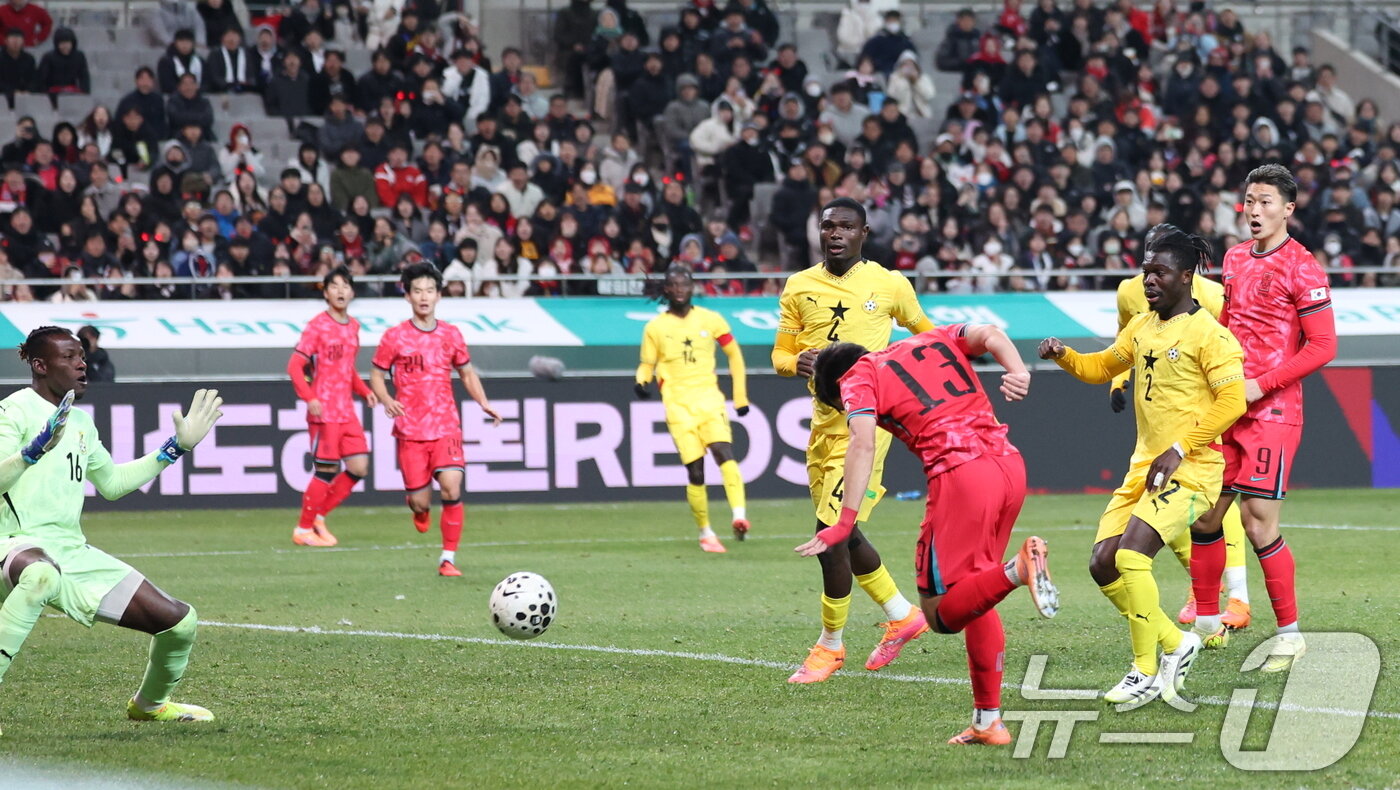 본문 이미지 - 18일 오후 서울 마포구 서울월드컵경기장에서 열린 ‘하나은행 초청 국가대표팀 친선경기’ 대한민국과 가나와의 경기에서 후반 이태석이 헤더골을 넣고 있다. 2025.11.18/뉴스1 ⓒ News1 박지혜 기자