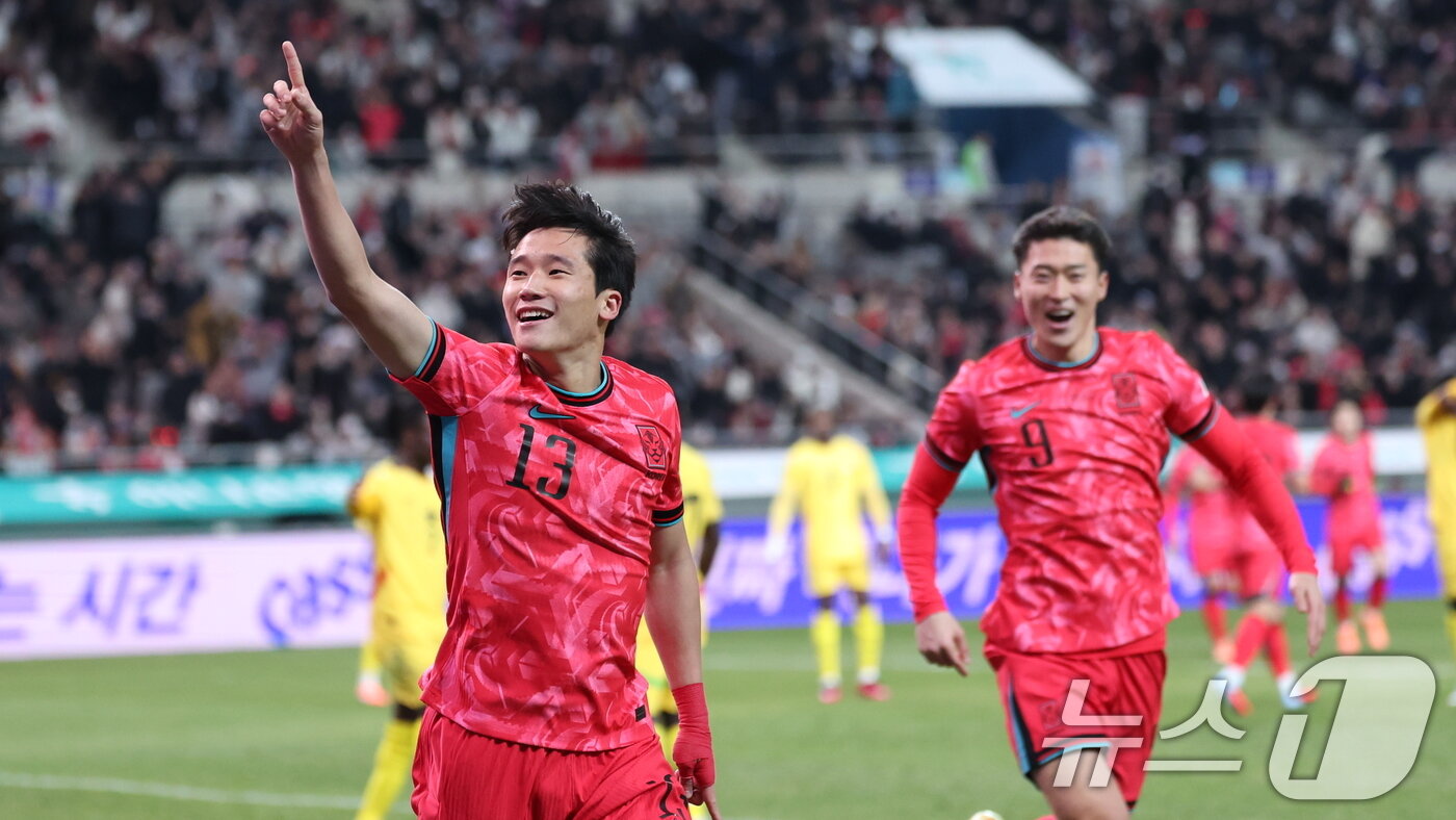 본문 이미지 - 18일 오후 서울 마포구 서울월드컵경기장에서 열린 ‘하나은행 초청 국가대표팀 친선경기’ 대한민국과 가나와의 경기에서 후반 이태석이 헤더 선제골을 넣고 세리머니하고 있다. 2025.11.18/뉴스1 ⓒ News1 박지혜 기자