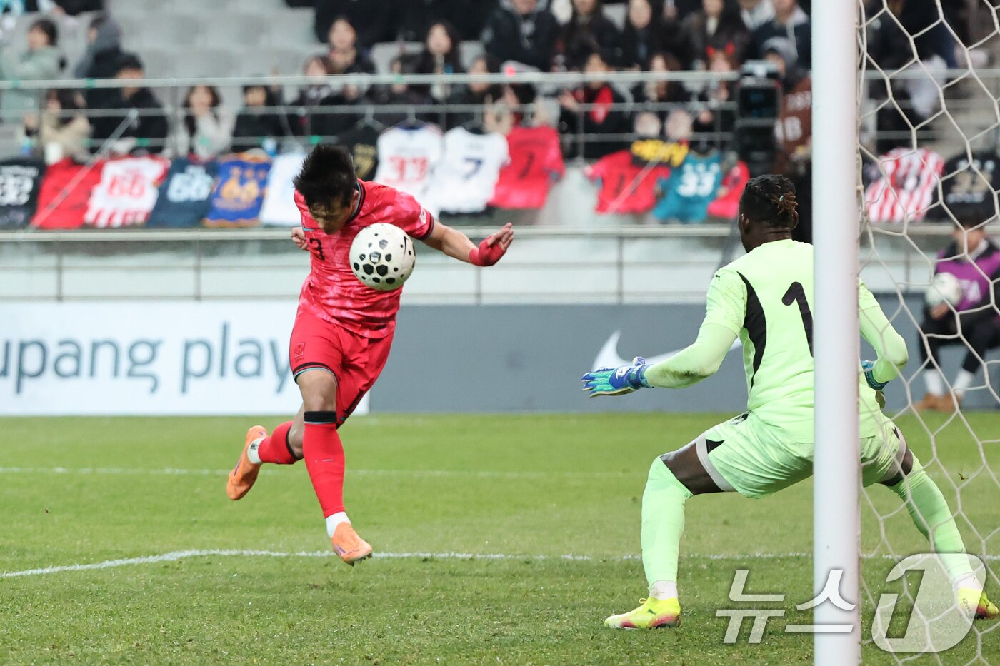 본문 이미지 - 18일 오후 서울 마포구 서울월드컵경기장에서 열린 ‘하나은행 초청 국가대표팀 친선경기’ 대한민국과 가나와의 경기에서 대한민국 이태석이 헤더골을 넣고 있다. 2025.11.18/뉴스1 ⓒ News1 황기선 기자