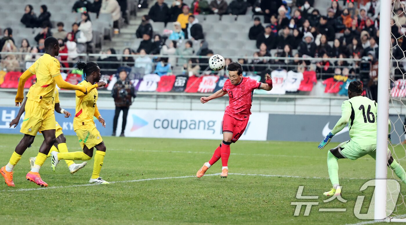 본문 이미지 - 18일 오후 서울 마포구 서울월드컵경기장에서 열린 ‘하나은행 초청 국가대표팀 친선경기’ 대한민국과 가나와의 경기에서 후반 이태석이 헤더 선제골을 넣고 있다. 2025.11.18/뉴스1 ⓒ News1 황기선 기자