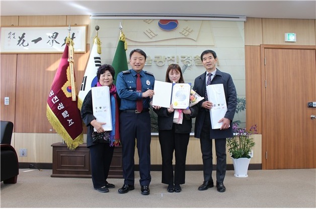 '3000만 원 인출' 보이스피싱 막은 은행원…광진서, 감사장 수여