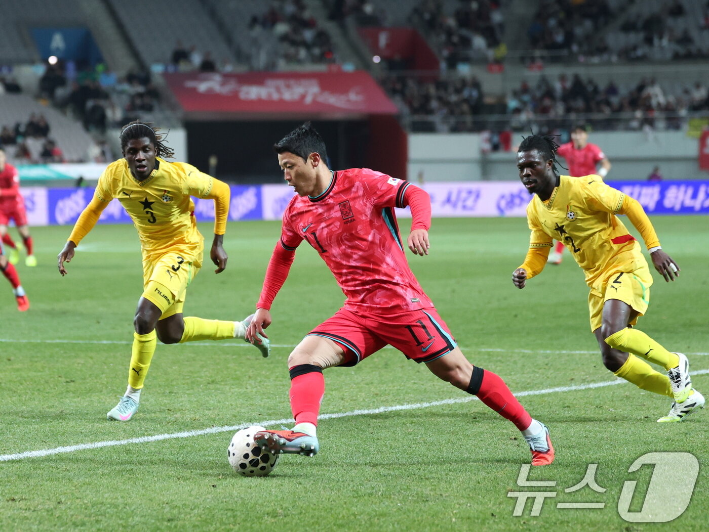 본문 이미지 - 18일 오후 서울 마포구 서울월드컵경기장에서 열린 ‘하나은행 초청 국가대표팀 친선경기’ 대한민국과 가나와의 경기에서 후반 황희찬이 드리블 돌파를 시도하고 있다. ⓒ News1 박지혜 기자