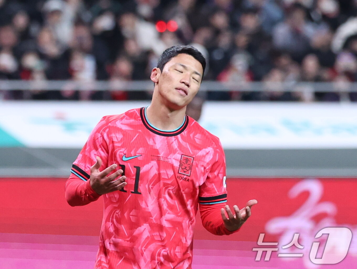 본문 이미지 - 18일 오후 서울 마포구 서울월드컵경기장에서 열린 ‘하나은행 초청 국가대표팀 친선경기’ 대한민국과 가나와의 경기에서 후반 황희찬이 자신이 얻어낸 페널티킥을 실축하고 아쉬워하고 있다. 2025.11.18/뉴스1 ⓒ News1 박지혜 기자
