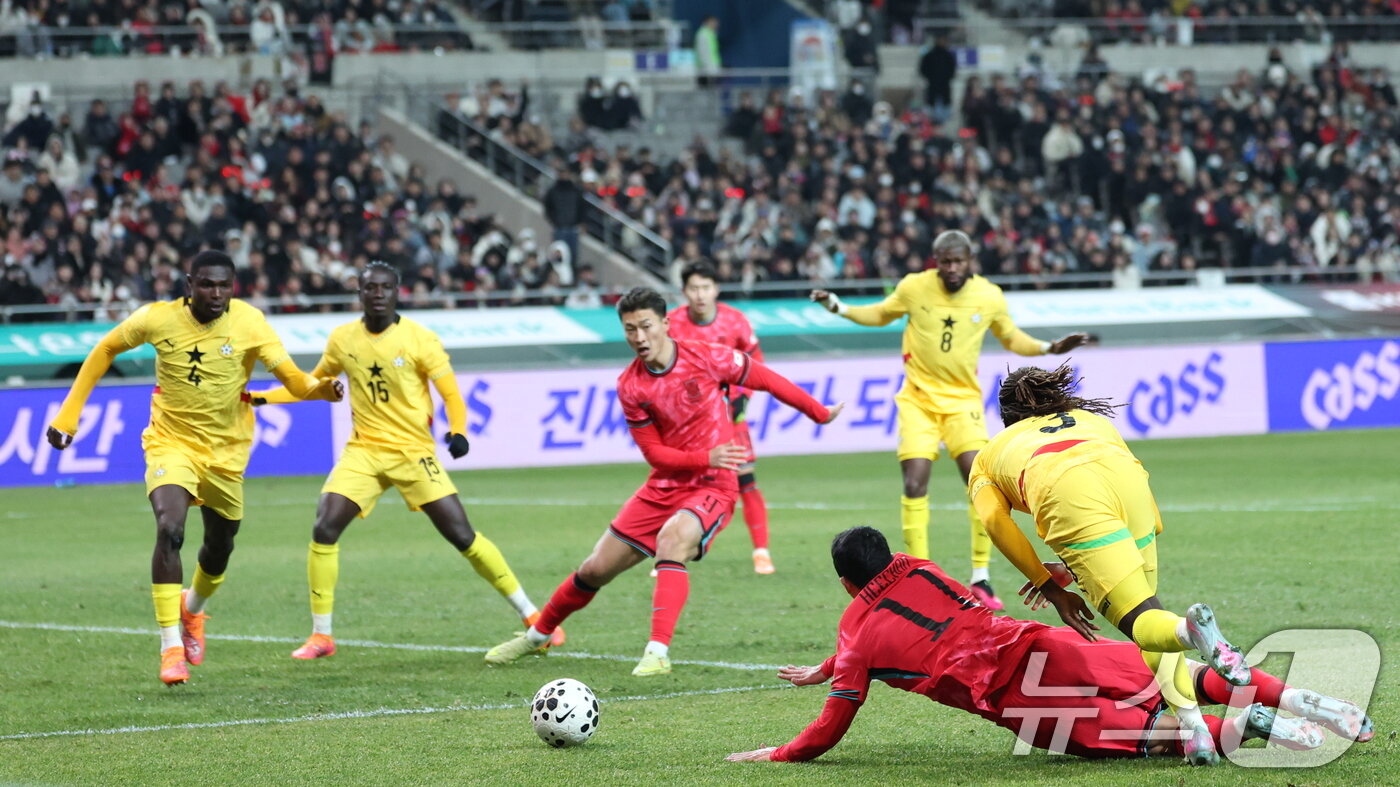 본문 이미지 - 18일 오후 서울 마포구 서울월드컵경기장에서 열린 ‘하나은행 초청 국가대표팀 친선경기’ 대한민국과 가나와의 경기에서 후반 황희찬이 페널티킥을 얻어내고 있다. 2025.11.18/뉴스1 ⓒ News1 박지혜 기자