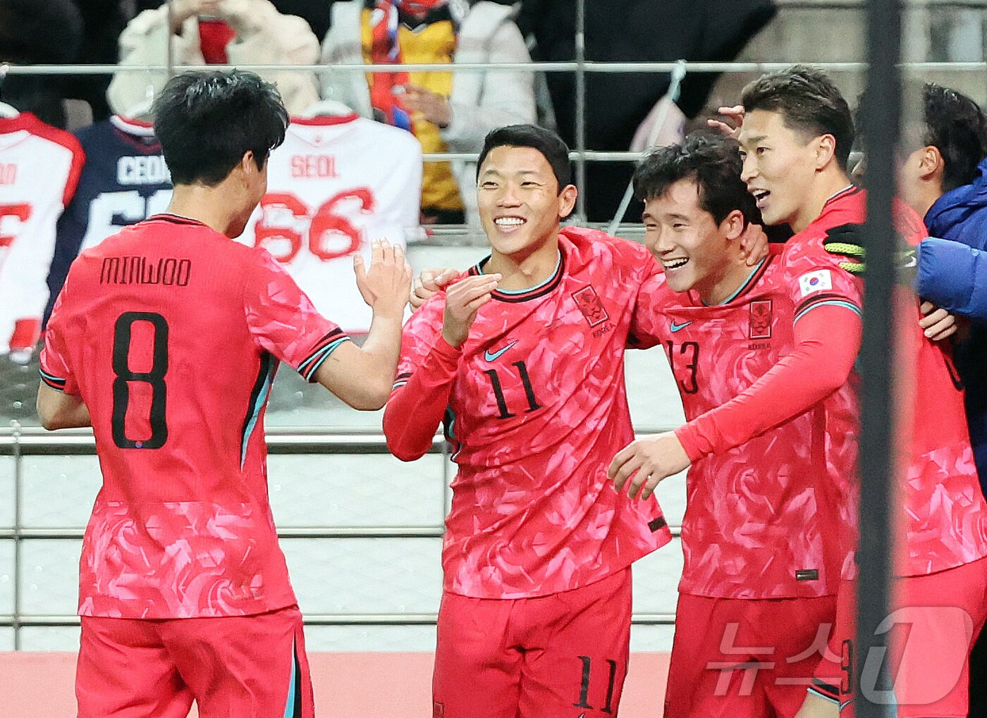 본문 이미지 - 18일 오후 서울 마포구 서울월드컵경기장에서 열린 ‘하나은행 초청 국가대표팀 친선경기’ 대한민국과 가나와의 경기에서 후반 이태석&#40;왼쪽 세번째&#41;이 헤더 선제골을 넣고 기쁨을 나누고 있다. 2025.11.18/뉴스1 ⓒ News1 황기선 기자