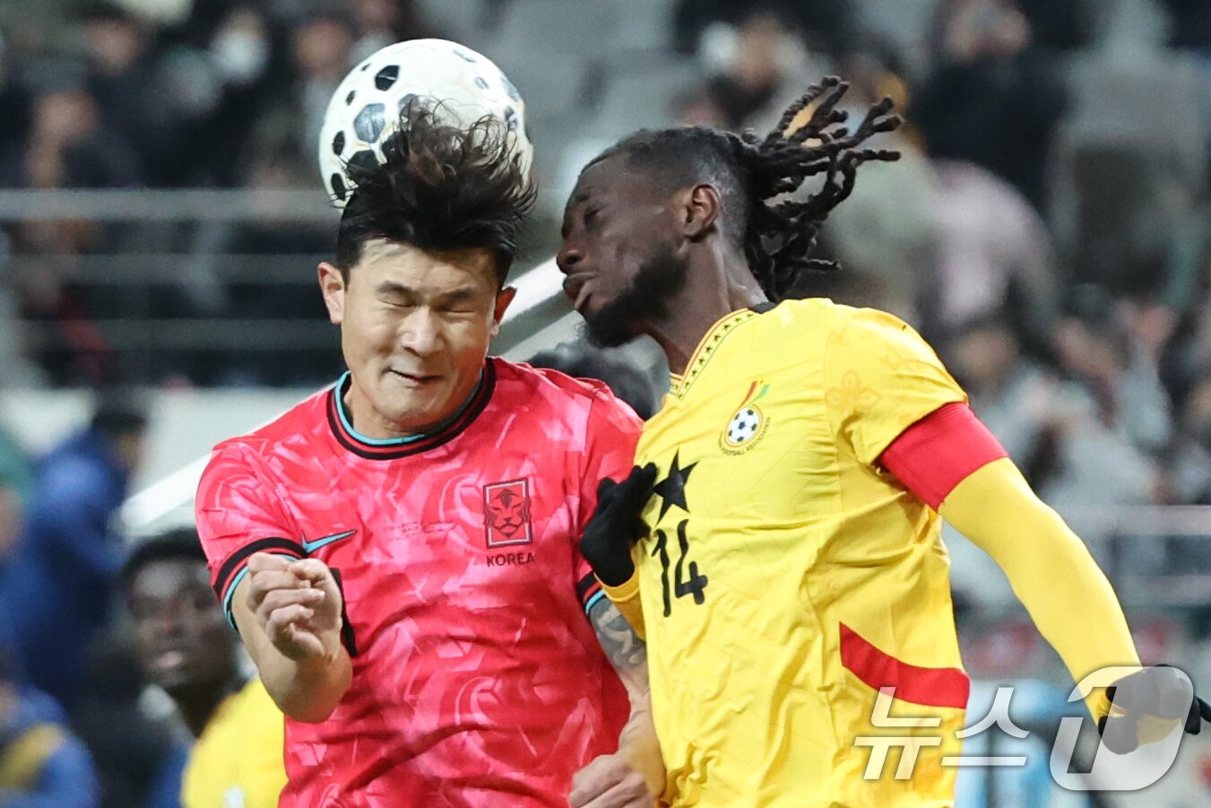 본문 이미지 - 축구대표팀 경기를 치르던 중 가벼운 뇌진탕 부상을 당한 김민재 2025.11.18/뉴스1 ⓒ News1 황기선 기자