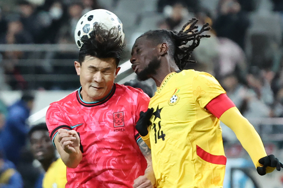 경기 중 충돌 김민재, 뇌진탕 증세…KFA "걱정할 수준은 아냐"